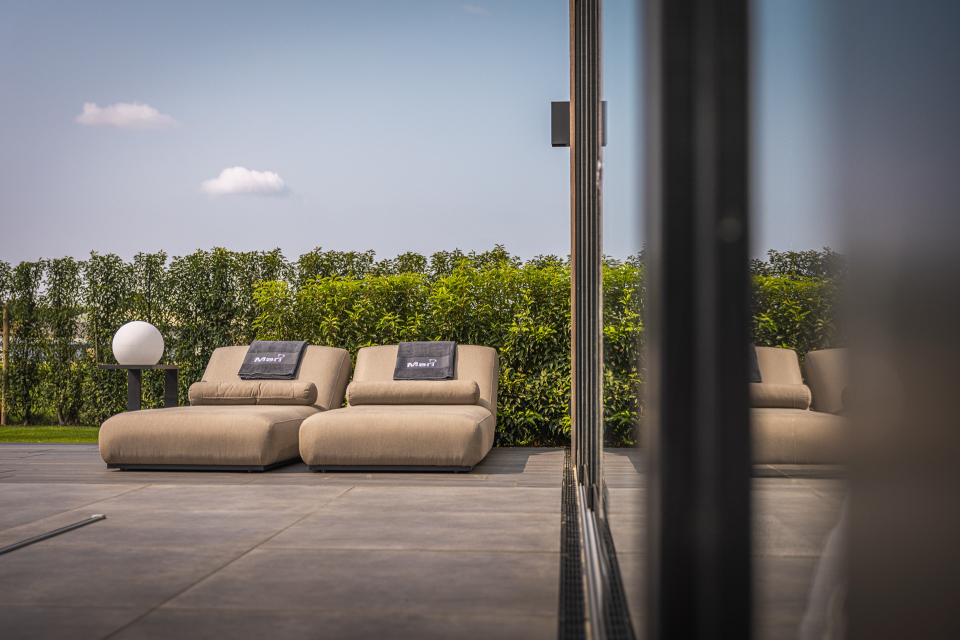 piscina incassata moderna con sistema di copertura: primo piano della texture del cuscino sul terrazzo vicino alla piscina, Luxury, Design, Exclusive, Modern, Custom Made, Special, Beautiful
