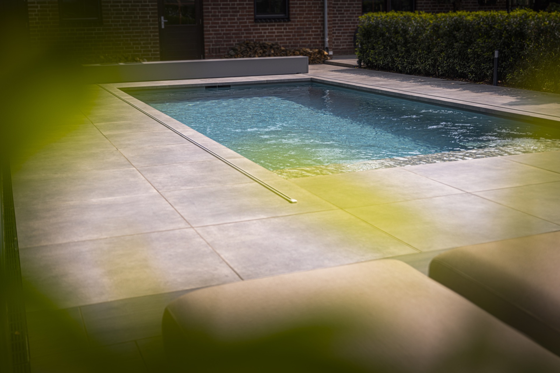 piscina incassata moderna con sistema di copertura: lounge coperta con grandi pannelli in vetro e vista sulla piscina, Luxury, Design, Exclusive, Modern, Custom Made, Special, Beautiful