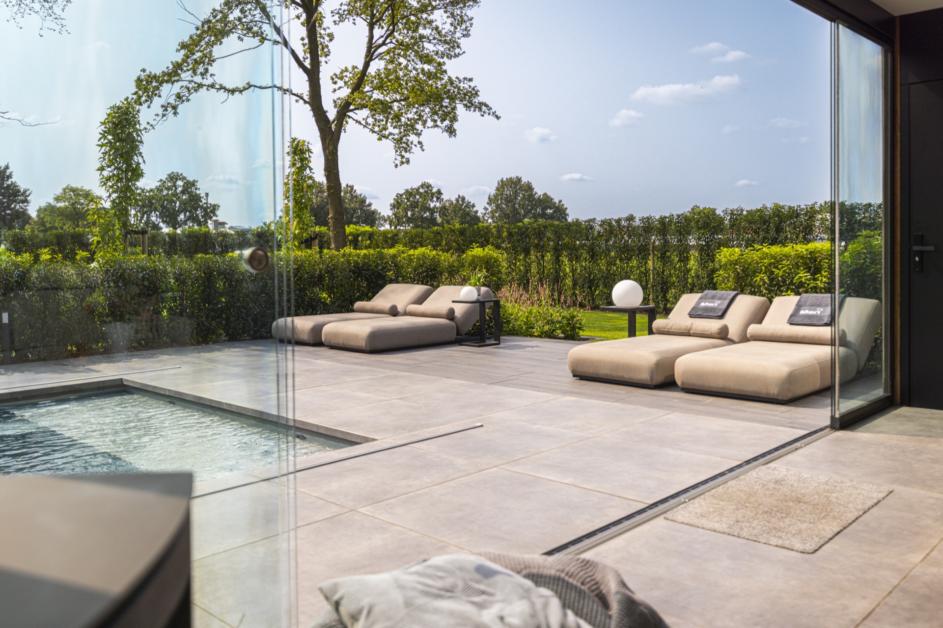 piscina incassata moderna con sistema di copertura: primo piano del bordo della piscina e della superficie dell’acqua con, Luxury, Design, Exclusive, Modern, Custom Made, Special, Beautiful