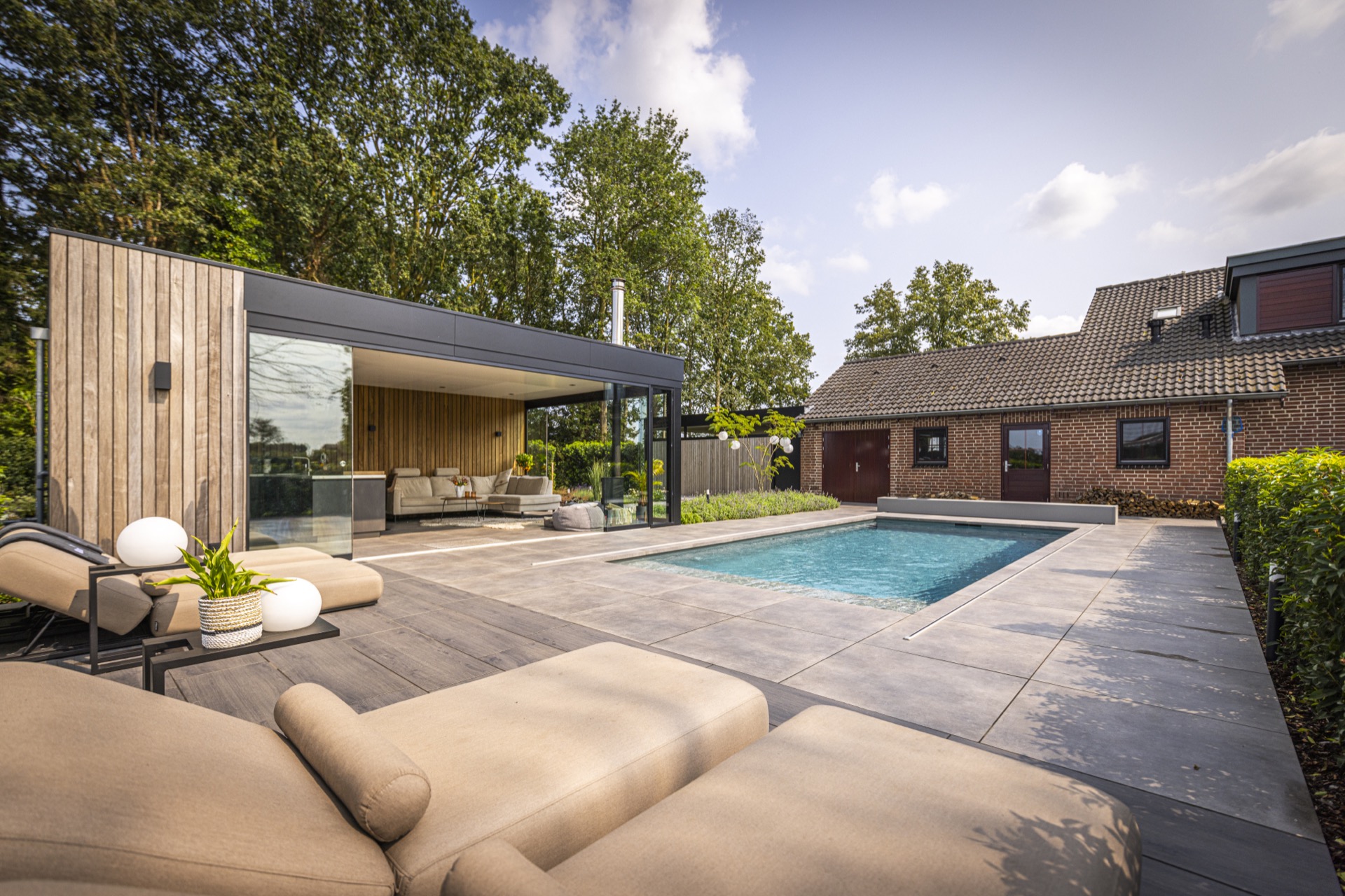 piscina incassata moderna con sistema di copertura: vista dall’alto dell’acqua nella piscina incassata con linea di bordo, Luxury, Design, Exclusive, Modern, Custom Made, Special, Beautiful