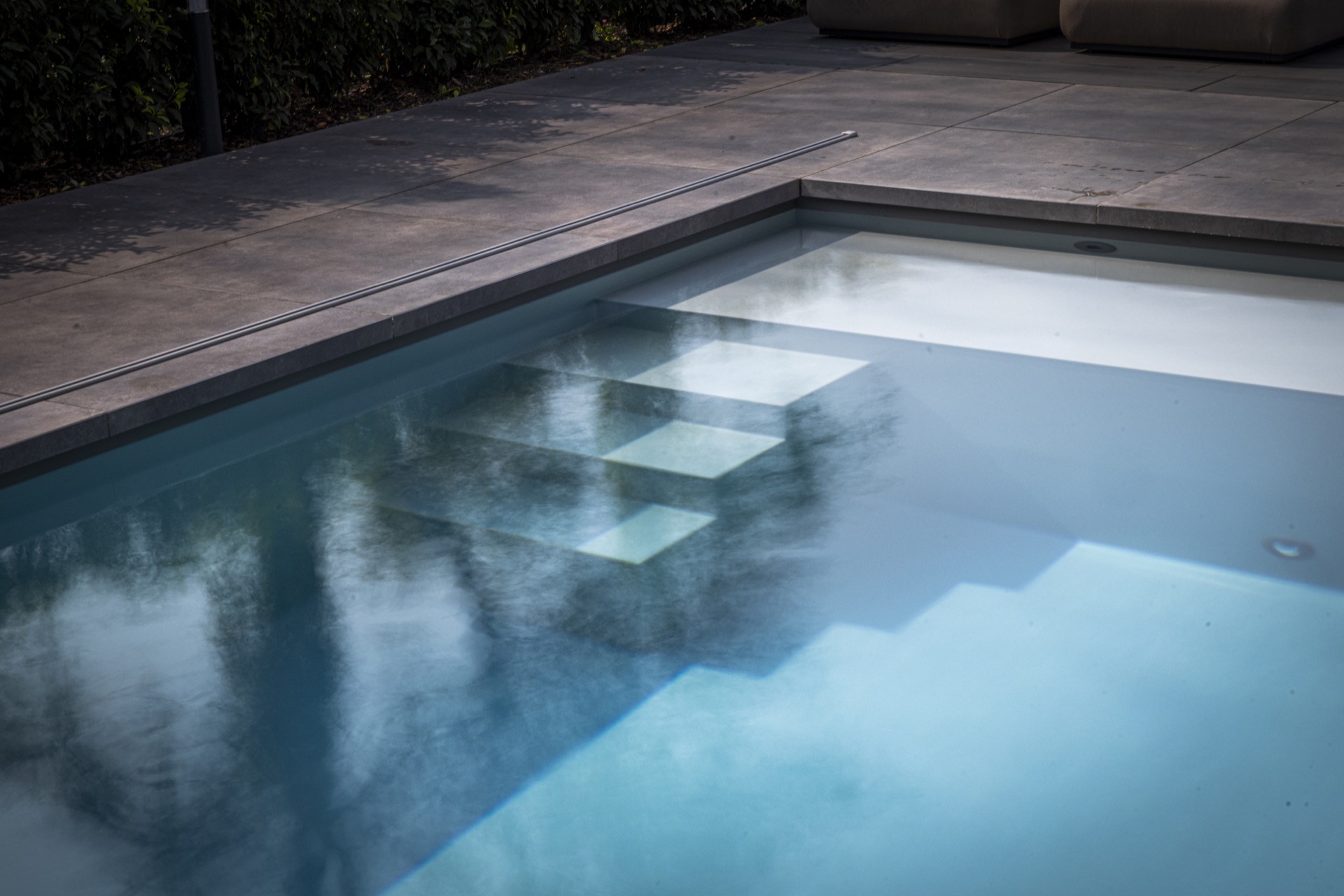 piscina incassata moderna con sistema di copertura: componente tecnico per la copertura della piscina vicino al bordo del, Luxury, Design, Exclusive, Modern, Custom Made, Special, Beautiful