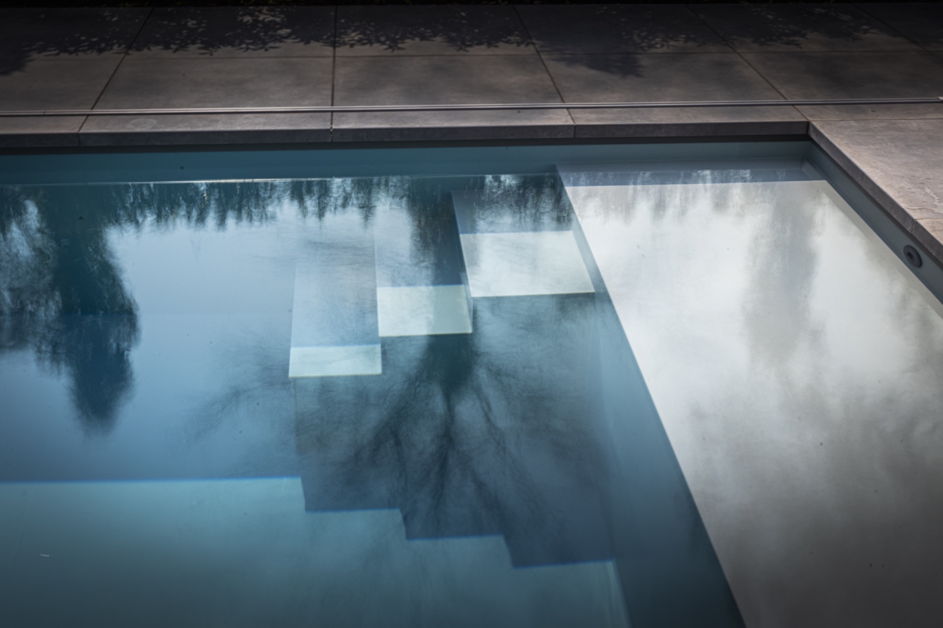 piscina incassata moderna con sistema di copertura: primo piano della superficie dell’acqua limpida e del bordo della parete, Luxury, Design, Exclusive, Modern, Custom Made, Special, Beautiful