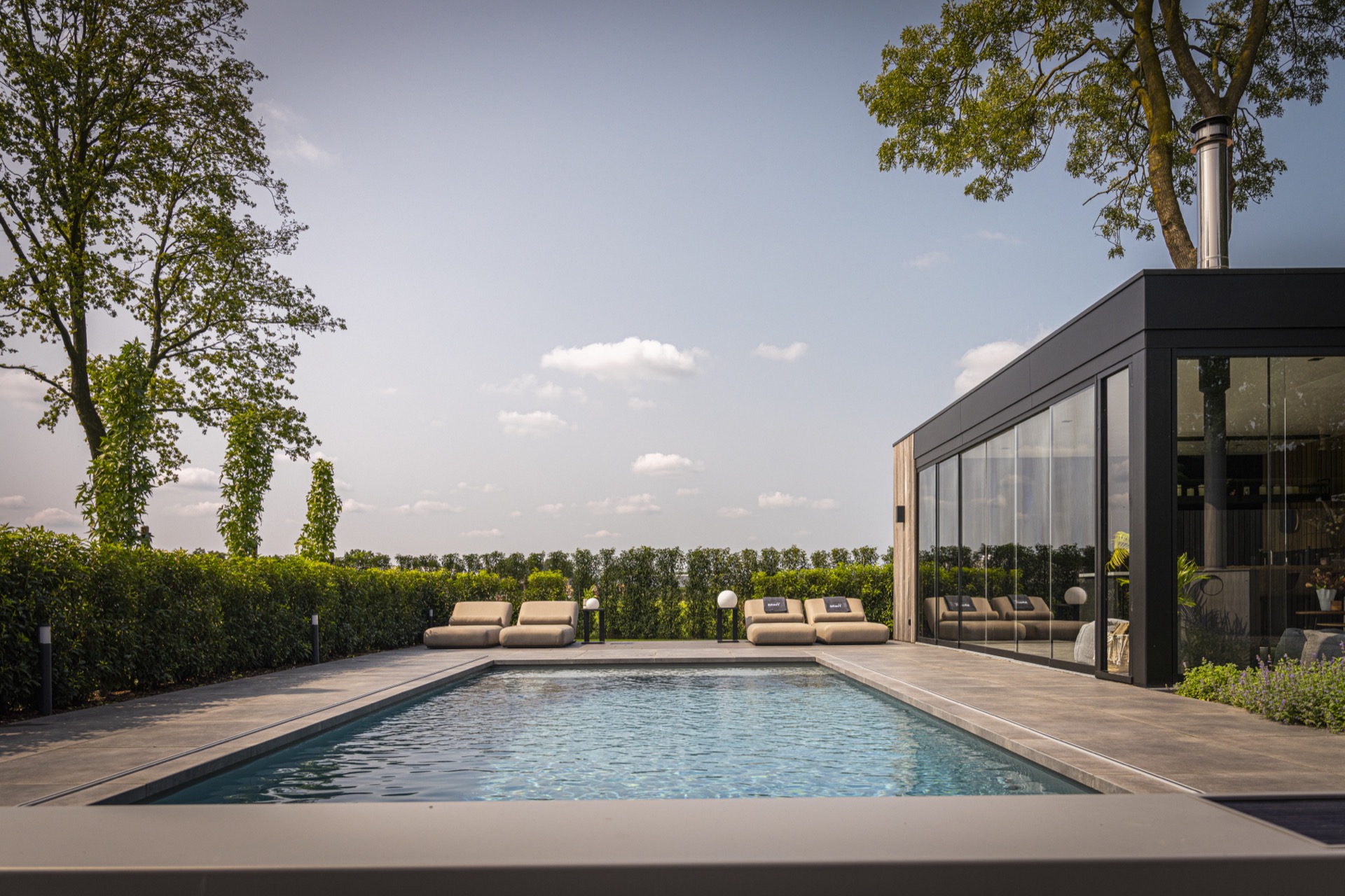 piscina incassata moderna con sistema di copertura: close-up suggestivo dell’acqua limpida della piscina con bordo pulito e, Luxury, Design, Exclusive, Modern, Custom Made, Special, Beautiful