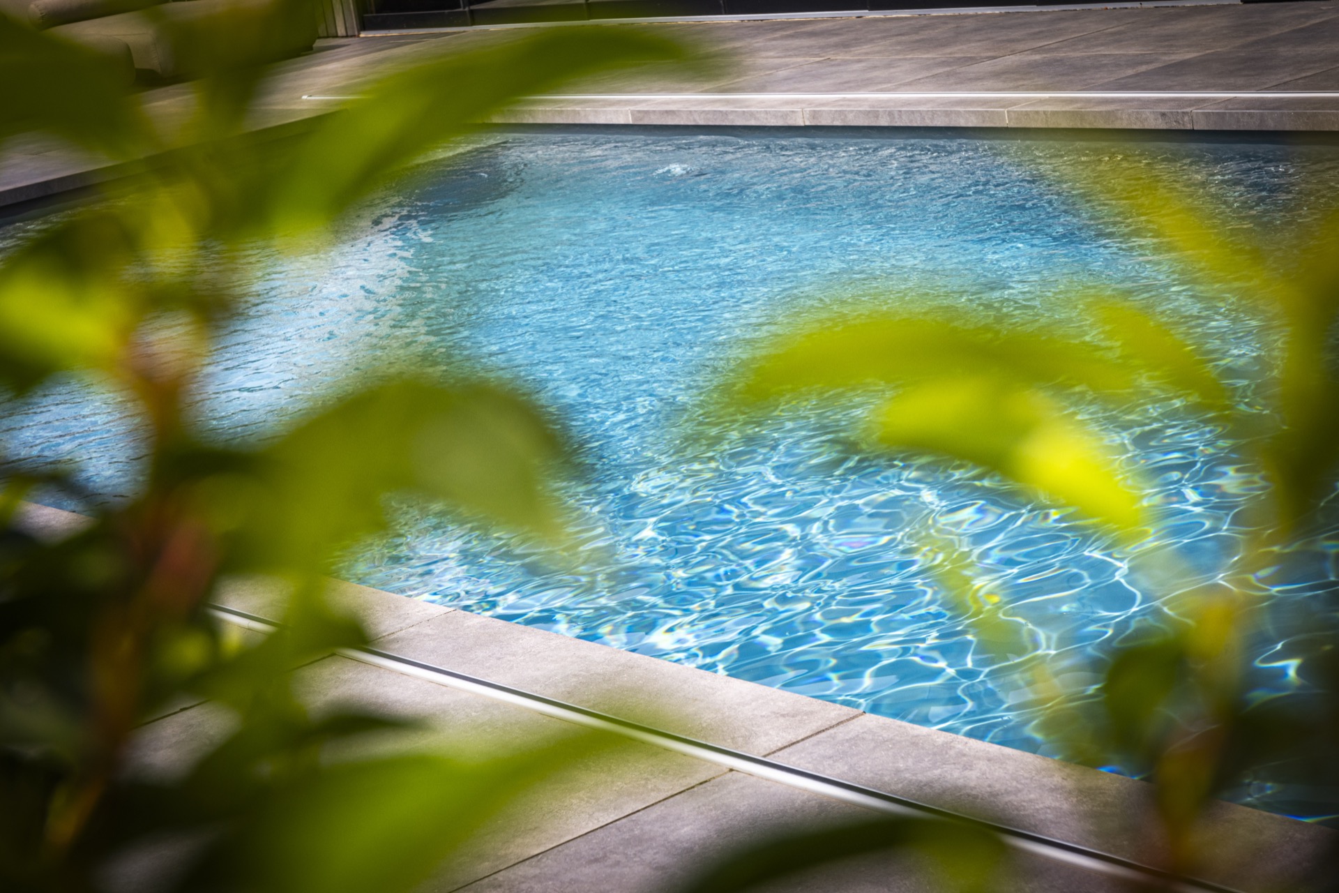 piscina incassata moderna con sistema di copertura: vista laterale della piscina incassata con terrazza e padiglione in, Luxury, Design, Exclusive, Modern, Custom Made, Special, Beautiful