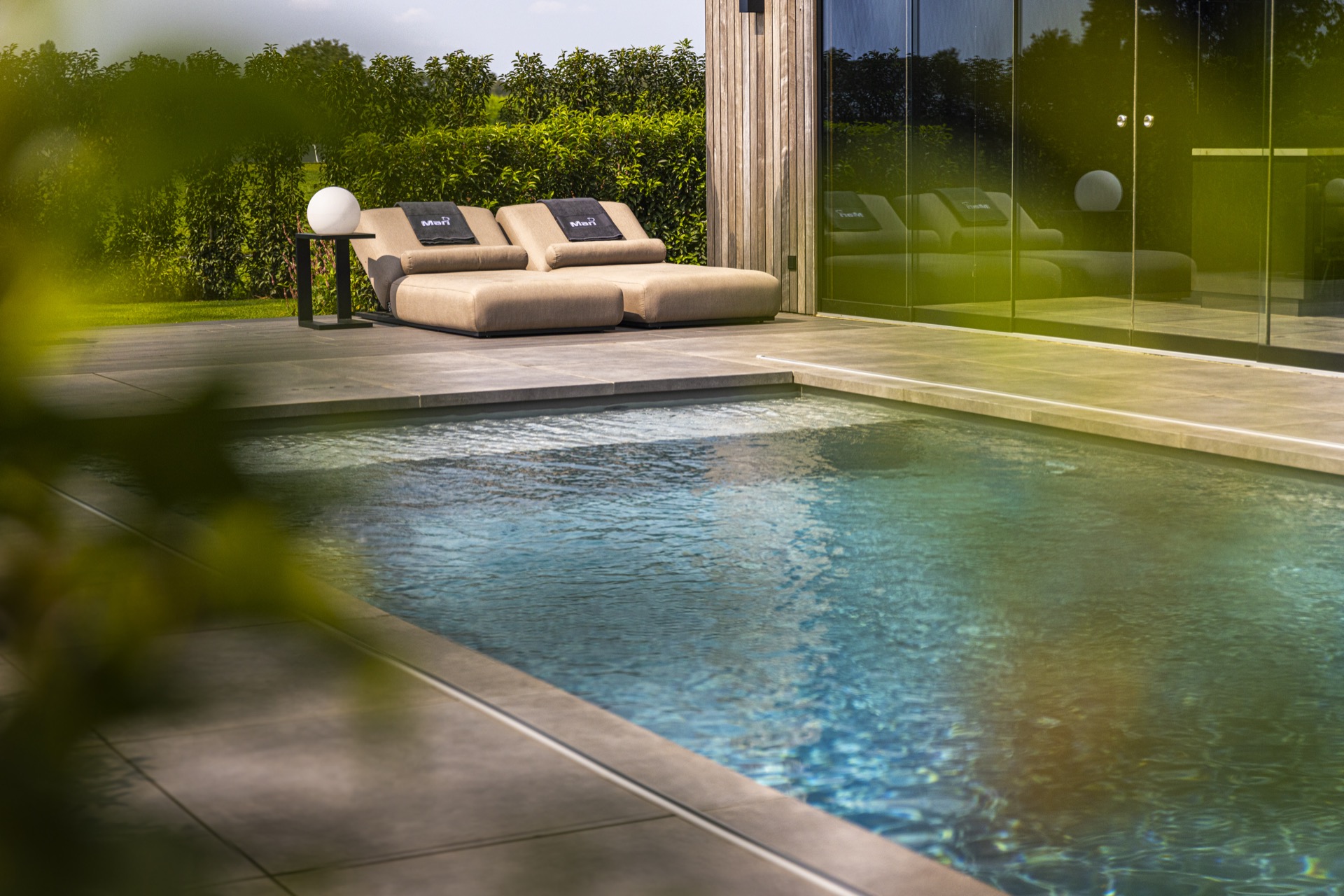 piscina incassata moderna con sistema di copertura: vista dall’alto: piscina incassata con terrazza pulita, aiuole e, Luxury, Design, Exclusive, Modern, Custom Made, Special, Beautiful