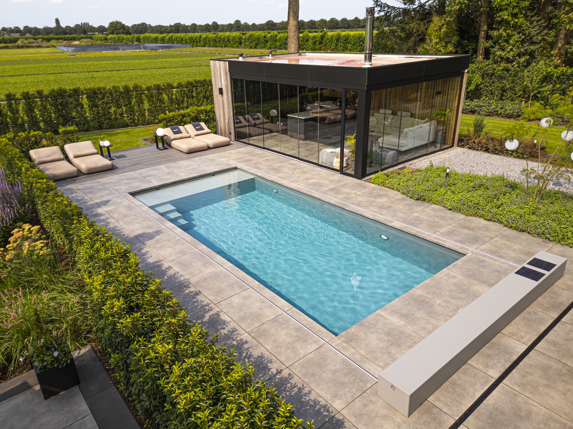 piscina incassata moderna con sistema di copertura: copertura della piscina completamente srotolata sul terrazzo con bordi, Luxury, Design, Exclusive, Modern, Custom Made, Special, Beautiful