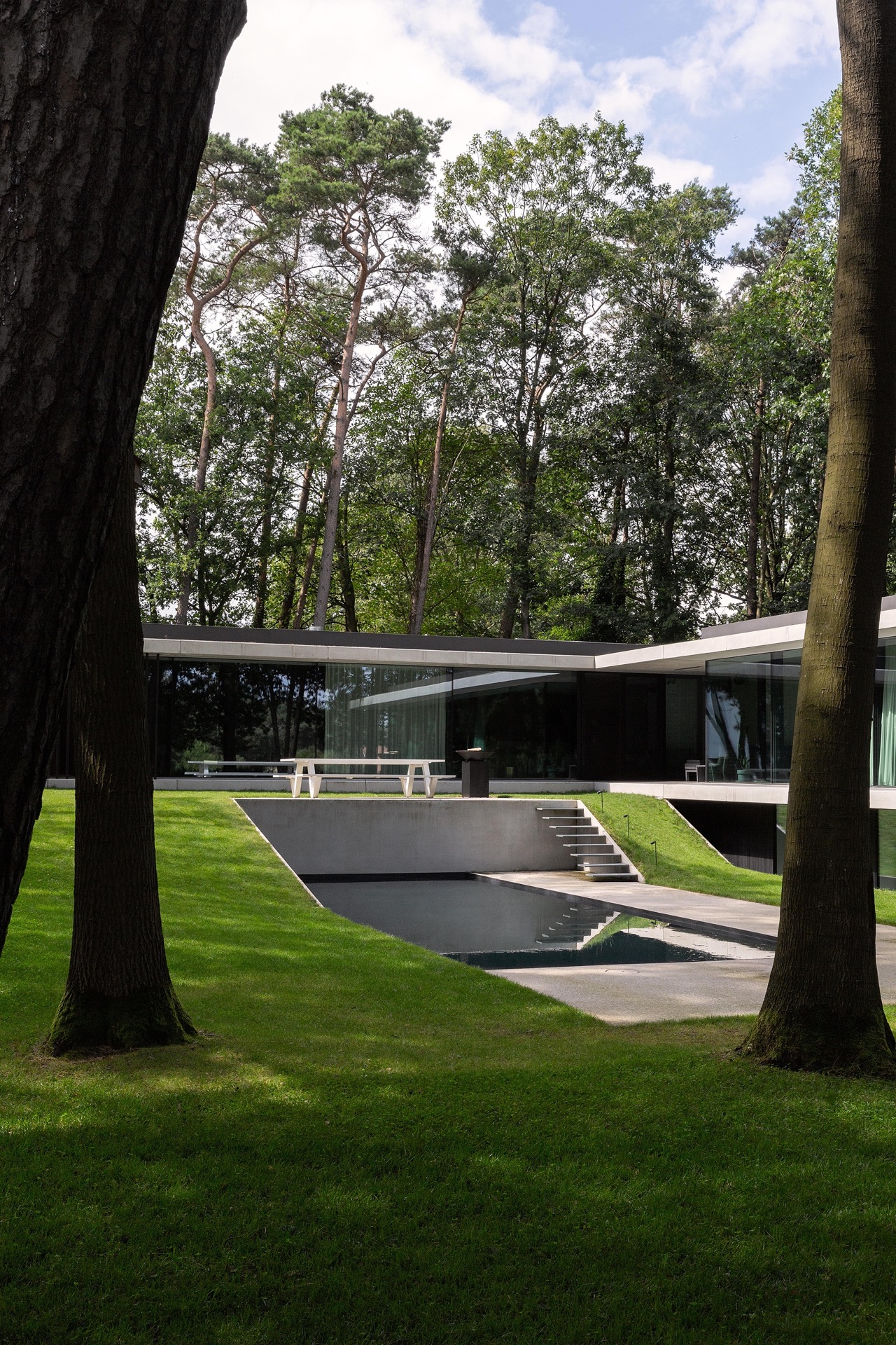 giardino moderno con braciere rotondo e area con acqua: giardino moderno con piscina rettangolare, gradini in cemento e, Luxury, Design, Exclusive, Modern, Custom Made, Special, Beautiful