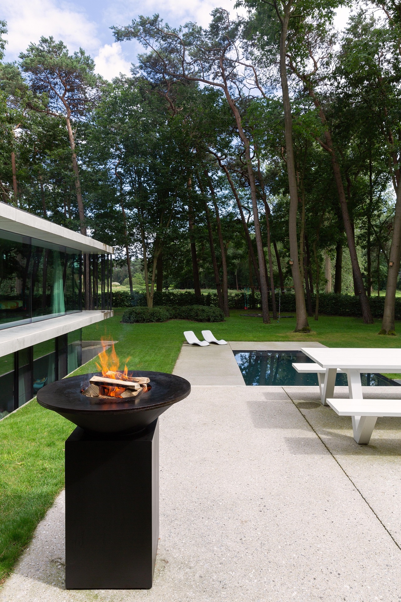 giardino moderno con braciere rotondo e area con acqua: giardino moderno con specchio d’acqua, terrazza e braciere rotondo, Luxury, Design, Exclusive, Modern, Custom Made, Special, Beautiful