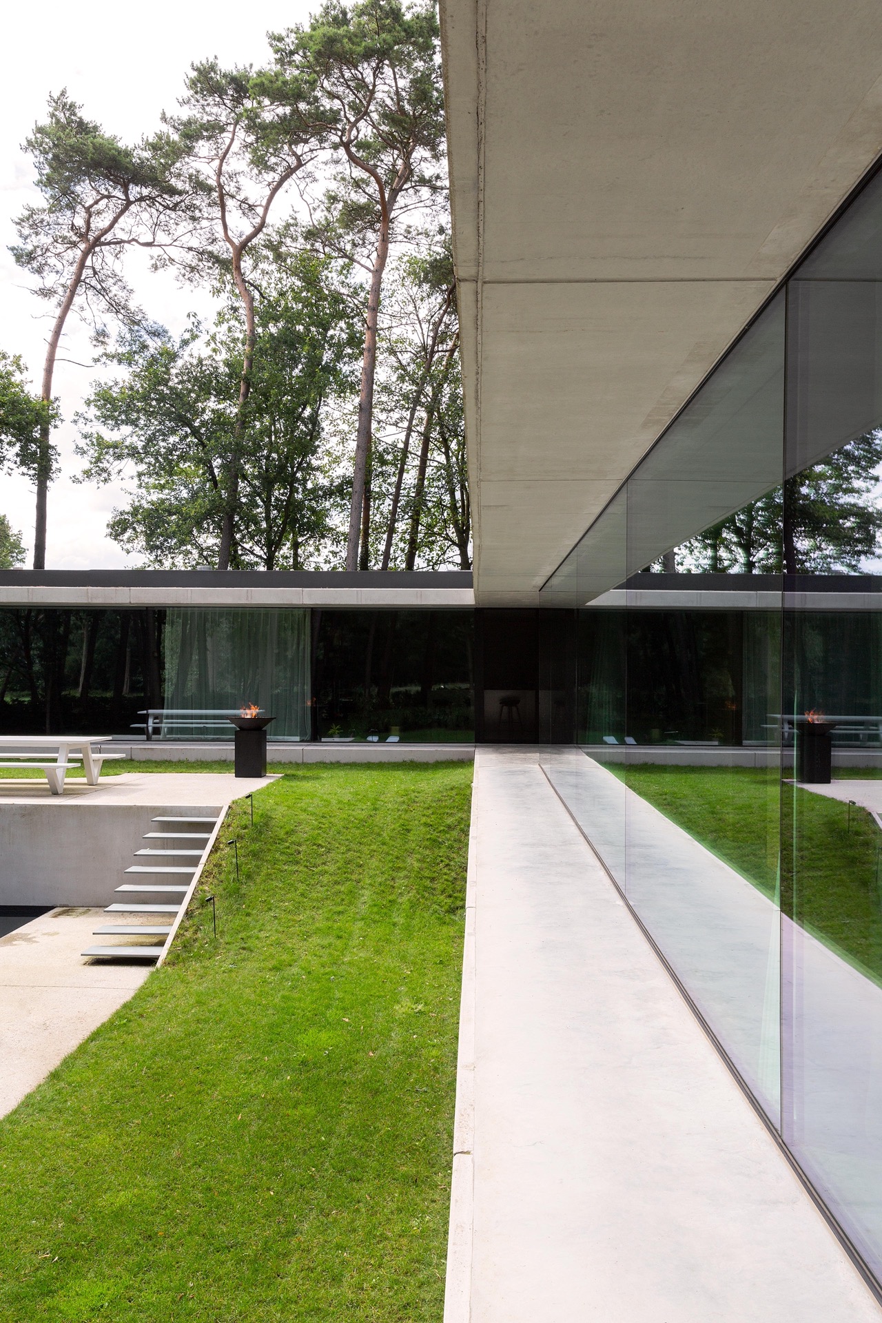 giardino moderno con braciere rotondo e area con acqua: percorso lineare in terrazzo accanto a una facciata in vetro con, Luxury, Design, Exclusive, Modern, Custom Made, Special, Beautiful