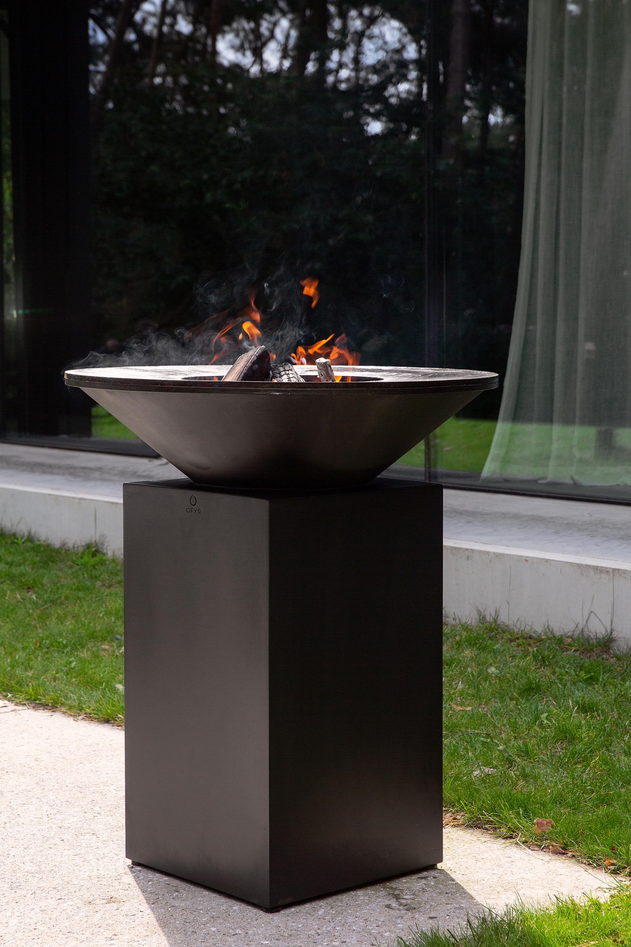 giardino moderno con braciere rotondo e area con acqua: giardino moderno con braciere rotondo su base metallica e fiamme, Luxury, Design, Exclusive, Modern, Custom Made, Special, Beautiful