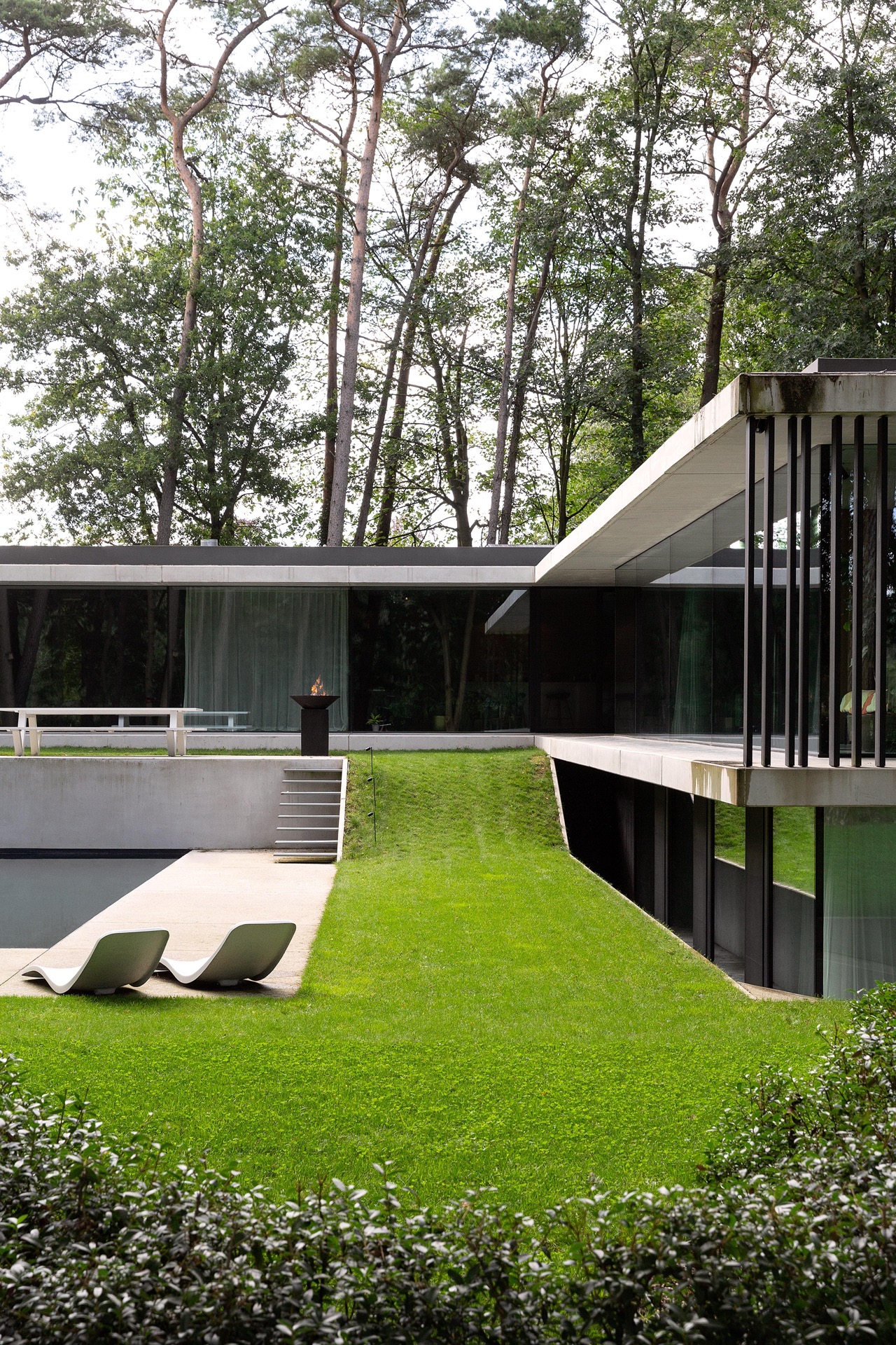giardino moderno con braciere rotondo e area con acqua: giardino moderno con facciata in vetro, prato e vista di un braciere, Luxury, Design, Exclusive, Modern, Custom Made, Special, Beautiful