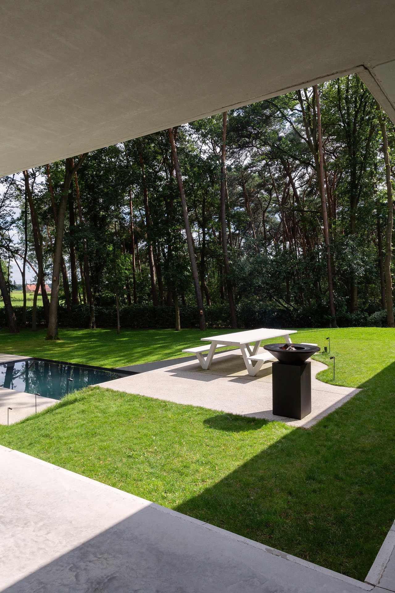 giardino moderno con braciere rotondo e area con acqua: giardino moderno coperto con specchio d’acqua, panchine bianche e, Luxury, Design, Exclusive, Modern, Custom Made, Special, Beautiful