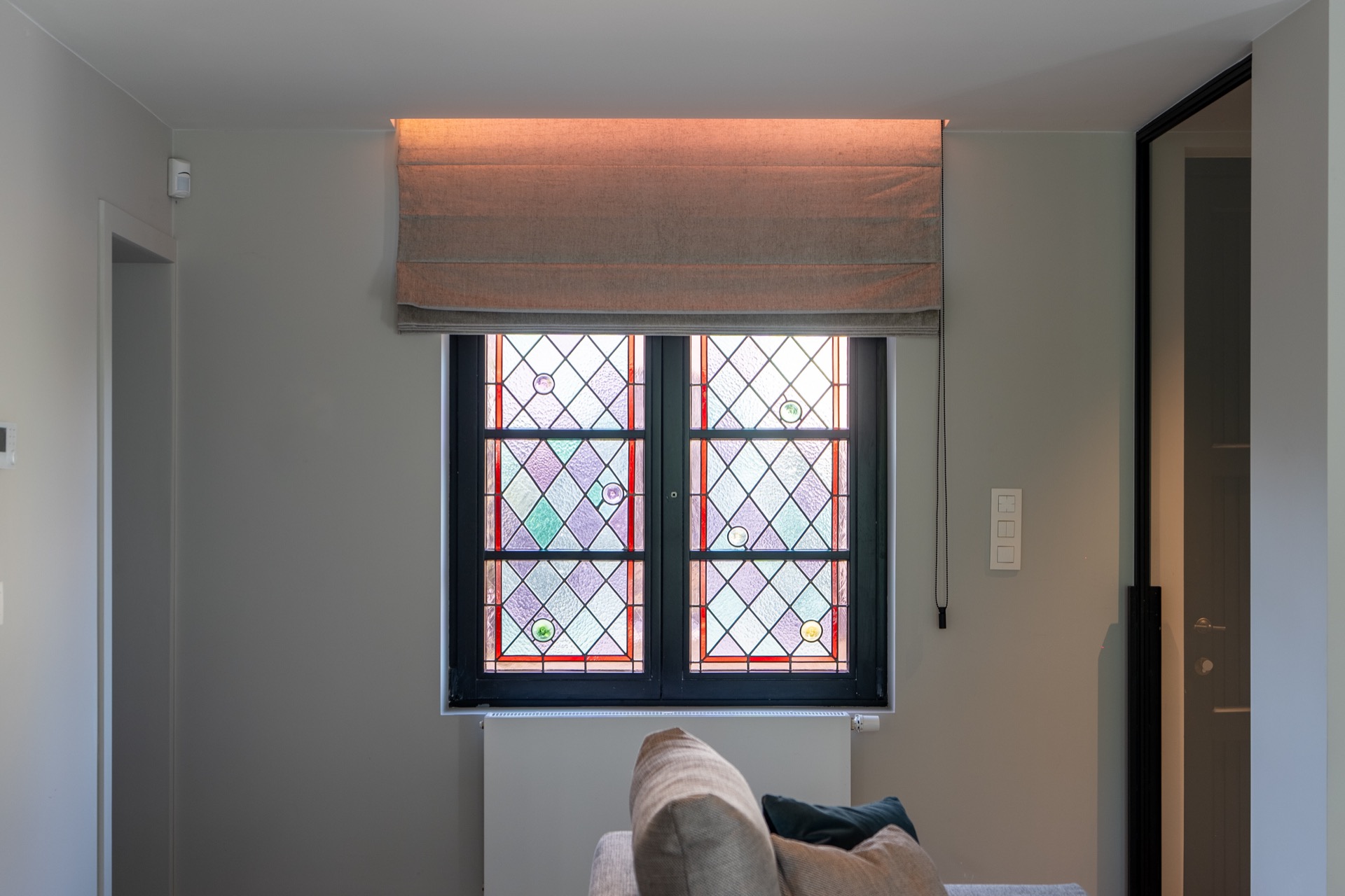 tende da castello: salotto con tende davanti a finestre ad arco e telai scuri, Luxury, Design, Exclusive, Modern, Custom Made, Special, Beautiful
