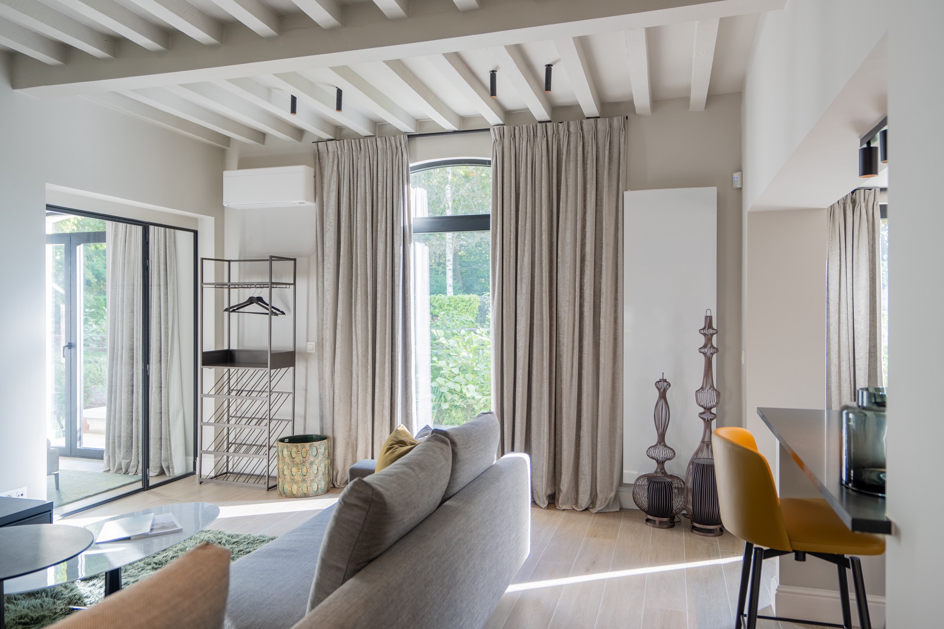 tende da castello: salotto di lusso con tende davanti a una grande vetrata e telai scuri, Luxury, Design, Exclusive, Modern, Custom Made, Special, Beautiful