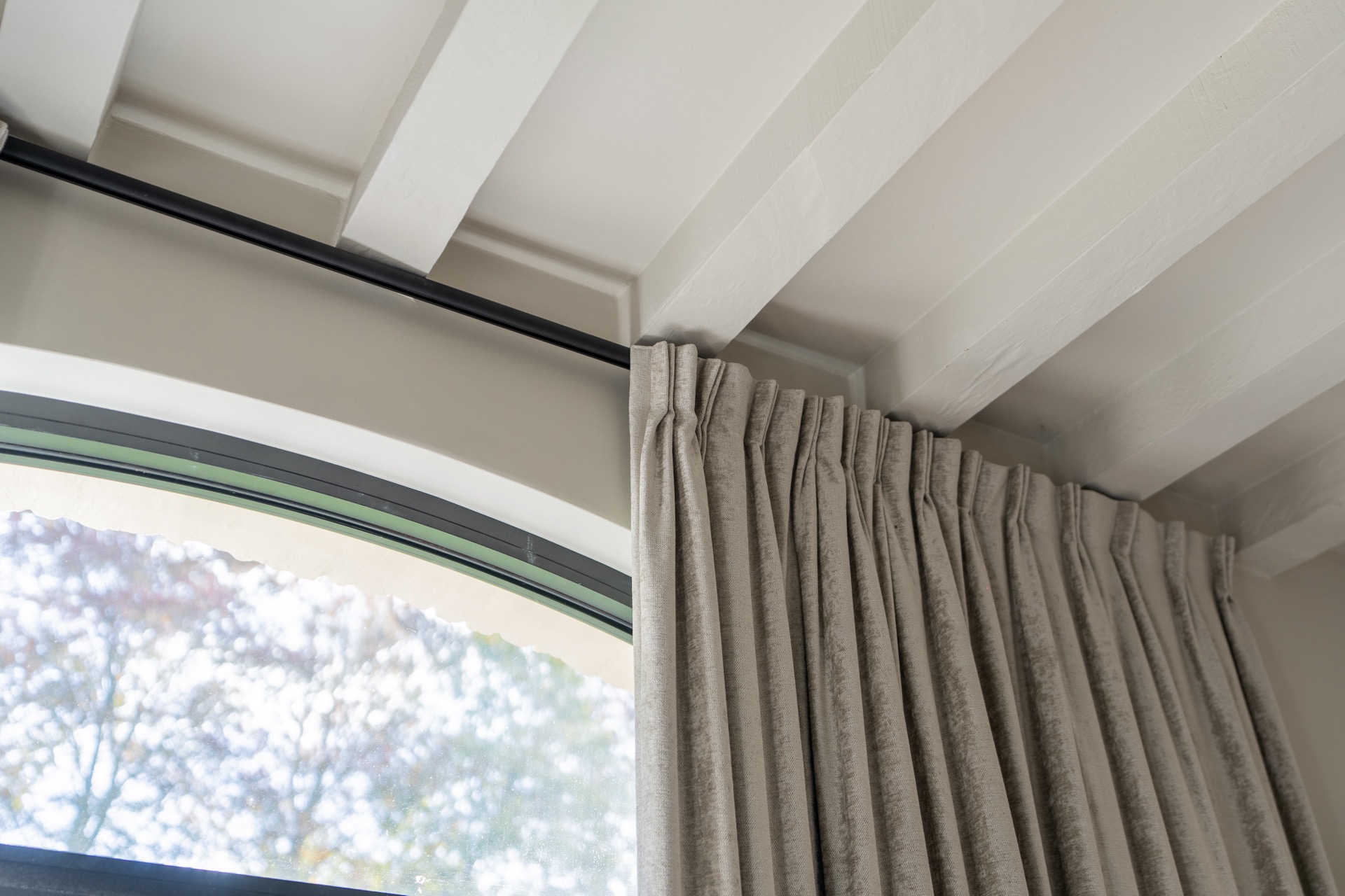 tende da castello: primo piano delle pieghe della tenda con trama visibile alla luce della finestra, Luxury, Design, Exclusive, Modern, Custom Made, Special, Beautiful