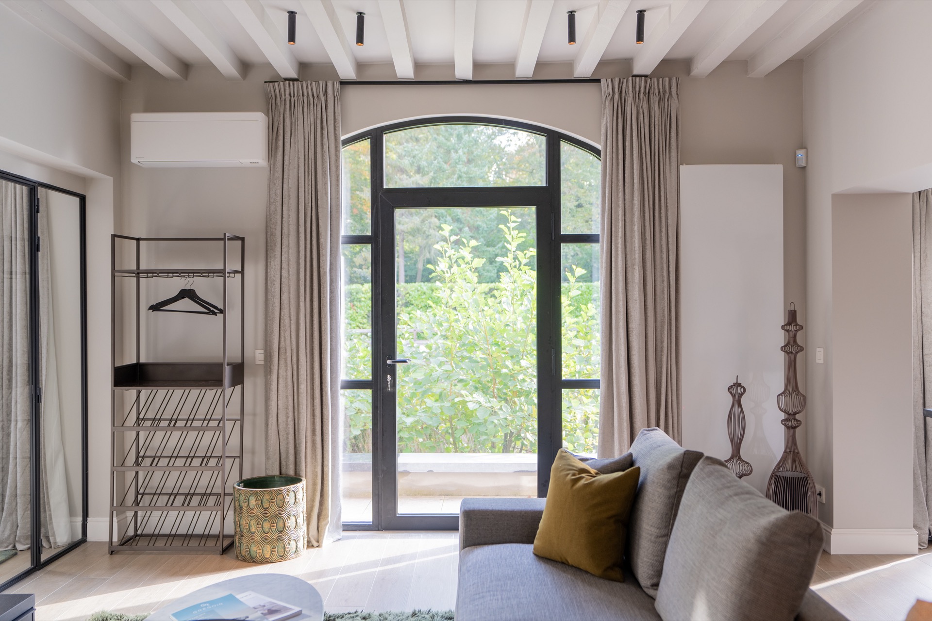 tende da castello: primo piano del tessuto della tenda grigio chiaro con pieghe ordinate, Luxury, Design, Exclusive, Modern, Custom Made, Special, Beautiful