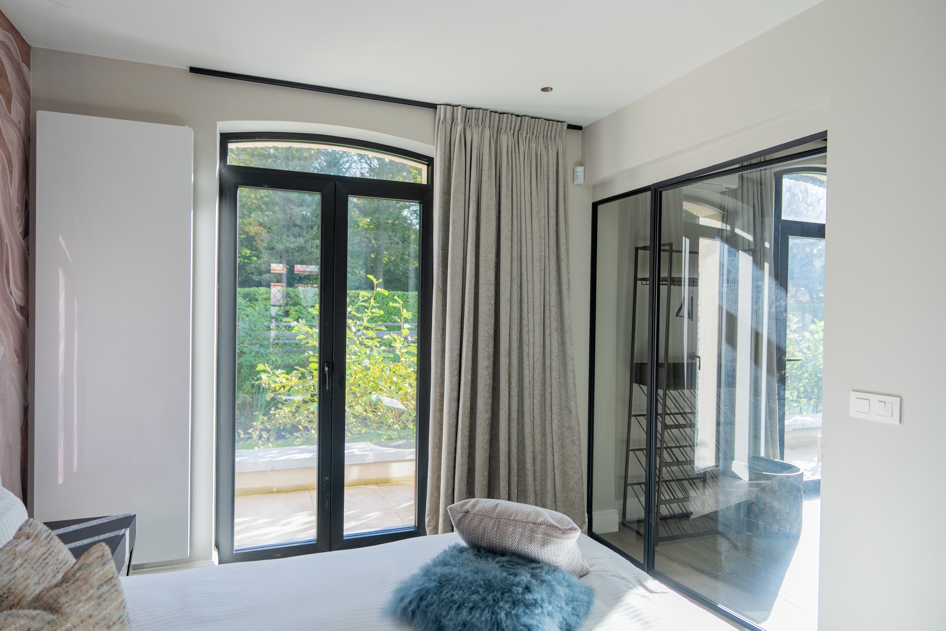tende da castello: tenda a rullo in tessuto grigio chiaro per un’apertura della finestra in una nicchia, Luxury, Design, Exclusive, Modern, Custom Made, Special, Beautiful