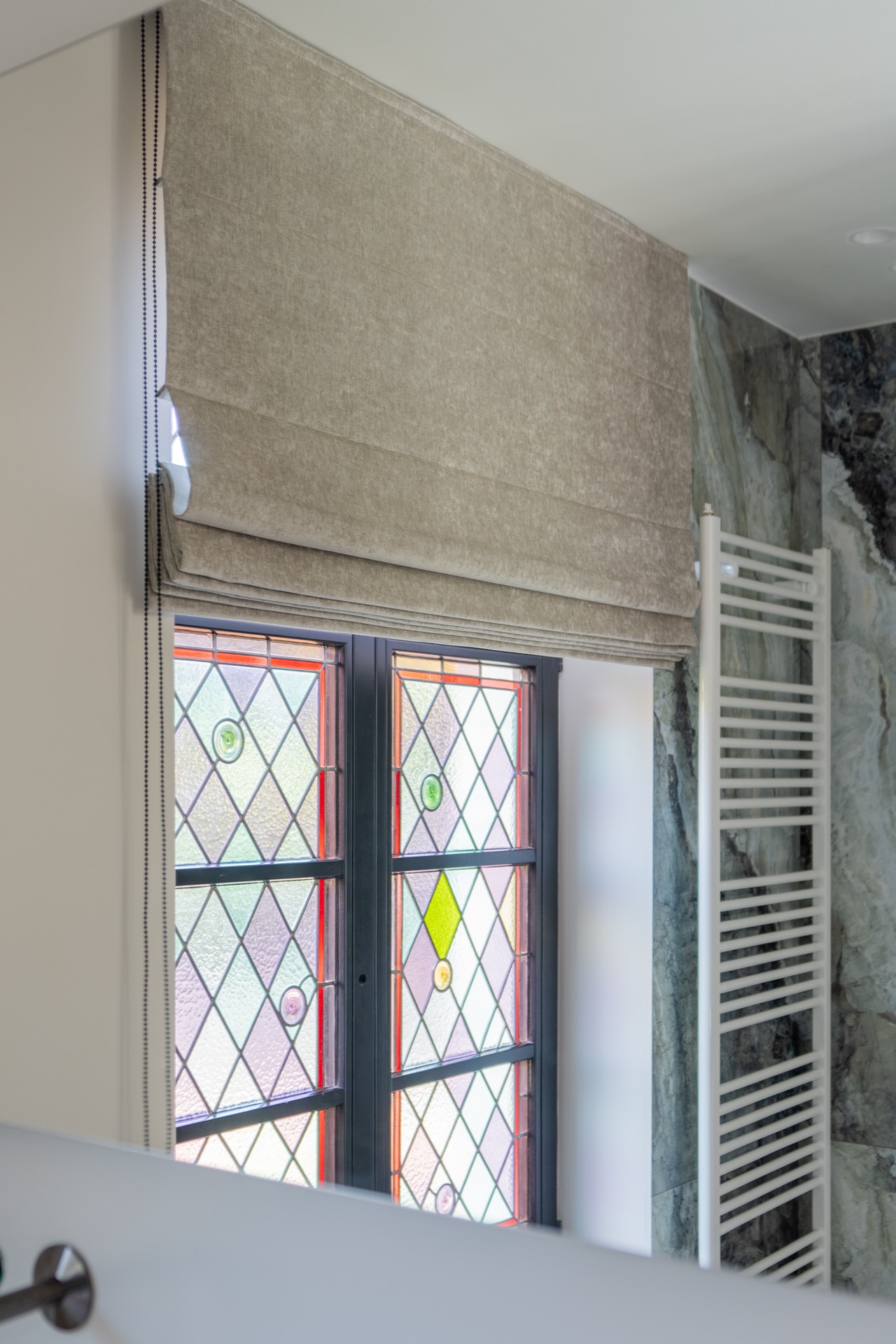 tende da castello: finestra con tende a rullo azzurro chiaro in una stanza luminosa, Luxury, Design, Exclusive, Modern, Custom Made, Special, Beautiful