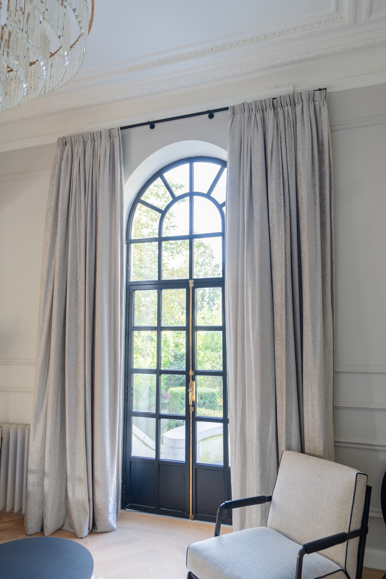 tende da castello: tenda a rullo grigio chiaro per un’apertura della finestra in nicchia con telaio scuro, Luxury, Design, Exclusive, Modern, Custom Made, Special, Beautiful