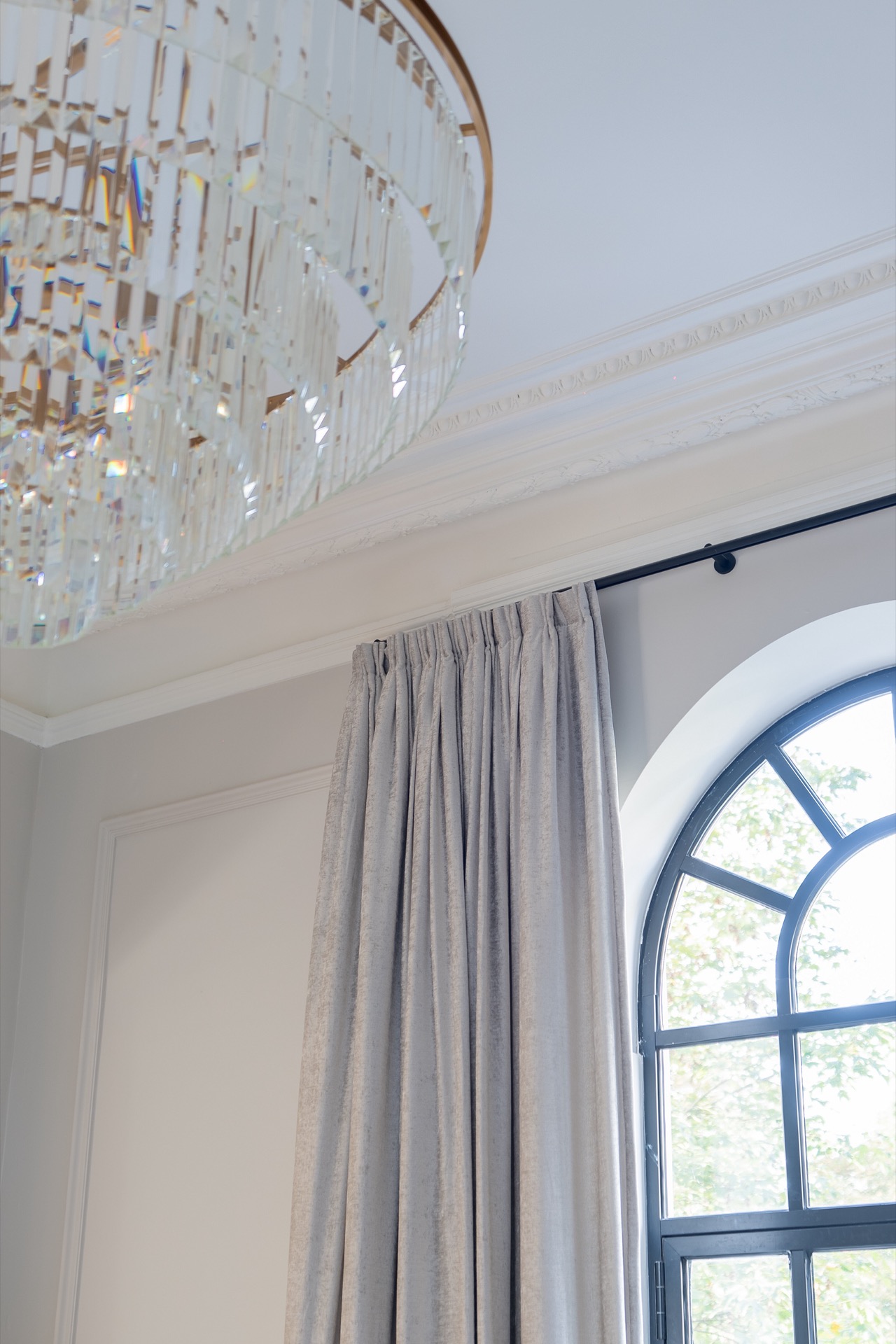 tende da castello: dettaglio ravvicinato di tenda a rullo e finestra con motivo di vetro colorato, Luxury, Design, Exclusive, Modern, Custom Made, Special, Beautiful