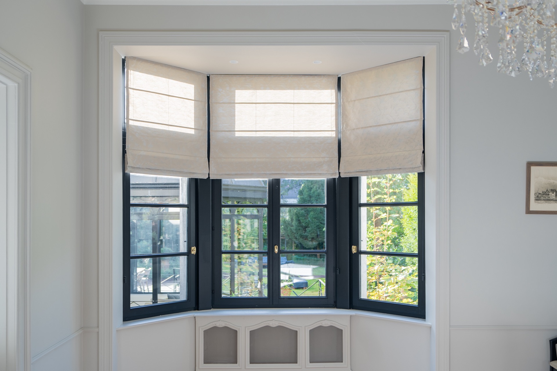 tende da castello: tenda a rullo per l’apertura della finestra in nicchia con finitura della parete in pietra, Luxury, Design, Exclusive, Modern, Custom Made, Special, Beautiful
