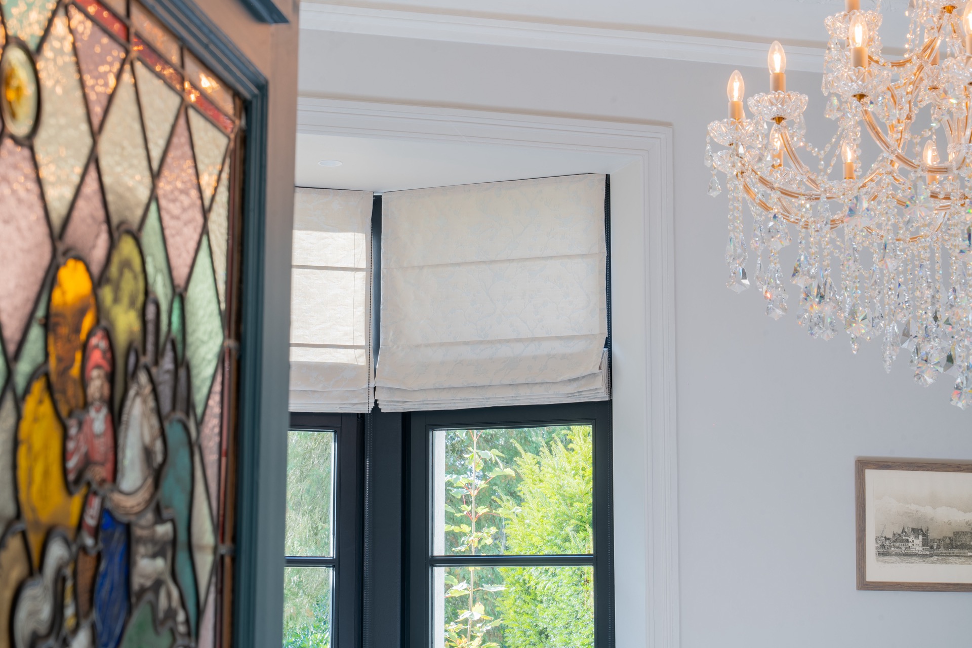 tende da castello: tenda pieghettata come protezione solare sopra un’apertura della finestra con rifiniture chiare, Luxury, Design, Exclusive, Modern, Custom Made, Special, Beautiful