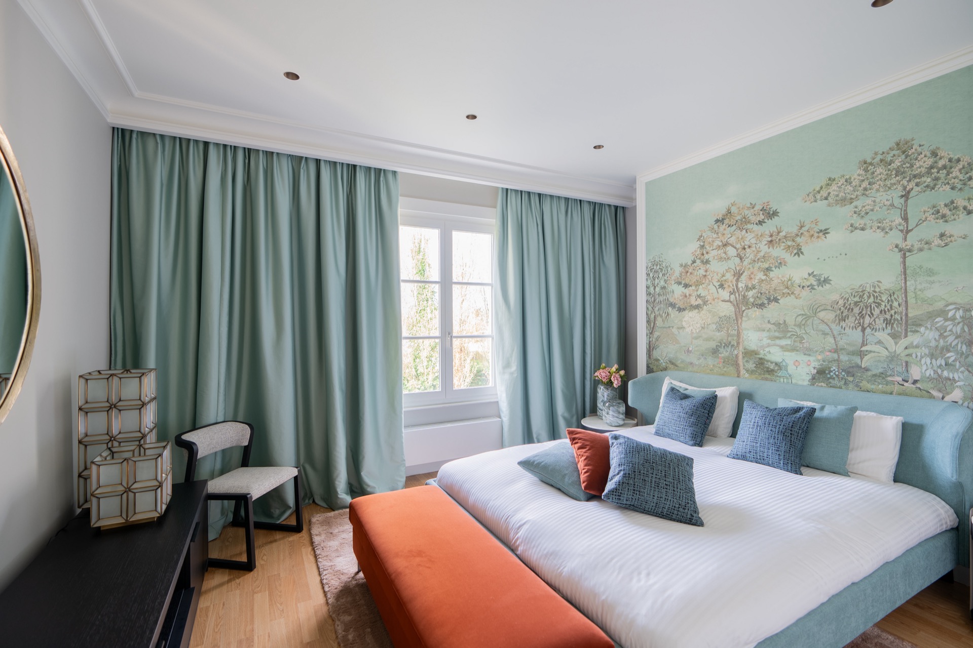 tende da castello: finestra in una stanza con tende a rullo azzurro chiaro e telai scuri, Luxury, Design, Exclusive, Modern, Custom Made, Special, Beautiful