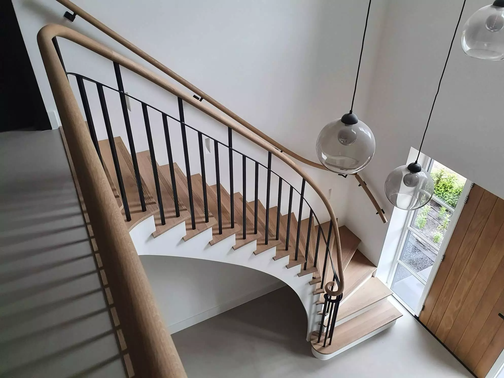 scala a un quarto di giro con ringhiera: scala a un quarto di giro con corrimano in legno e ringhiera nera, gradini bianchi, Luxury, Design, Exclusive, Modern, Custom Made, Special, Beautiful