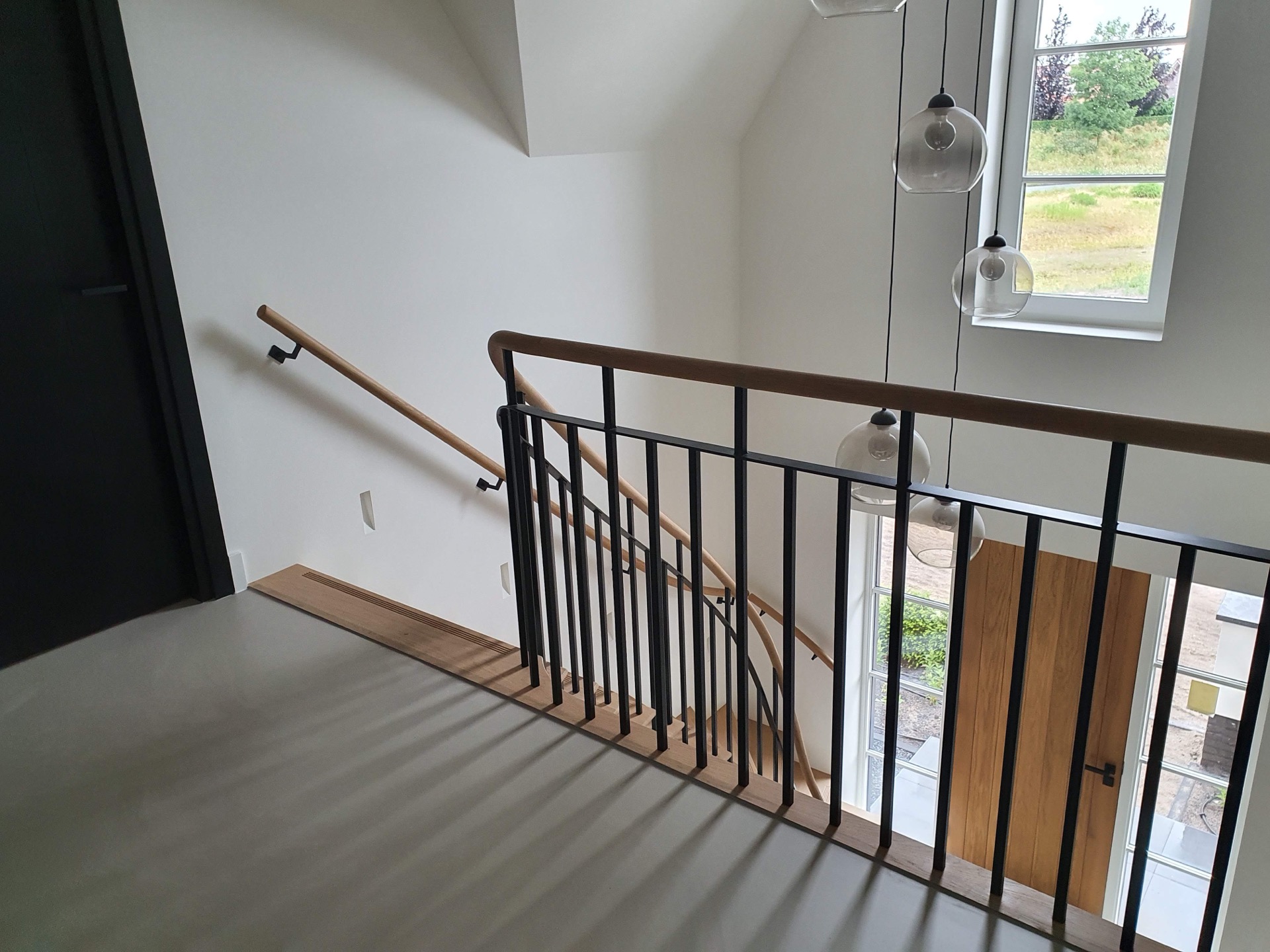 scala a un quarto di giro con ringhiera: vista d’insieme della scala a un quarto di giro nel corridoio con corrimano in, Luxury, Design, Exclusive, Modern, Custom Made, Special, Beautiful