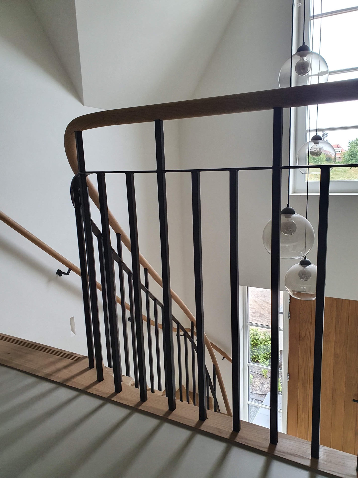 scala a un quarto di giro con ringhiera: vista frontale scala a un quarto di giro con corrimano in legno, ringhiera nera e, Luxury, Design, Exclusive, Modern, Custom Made, Special, Beautiful