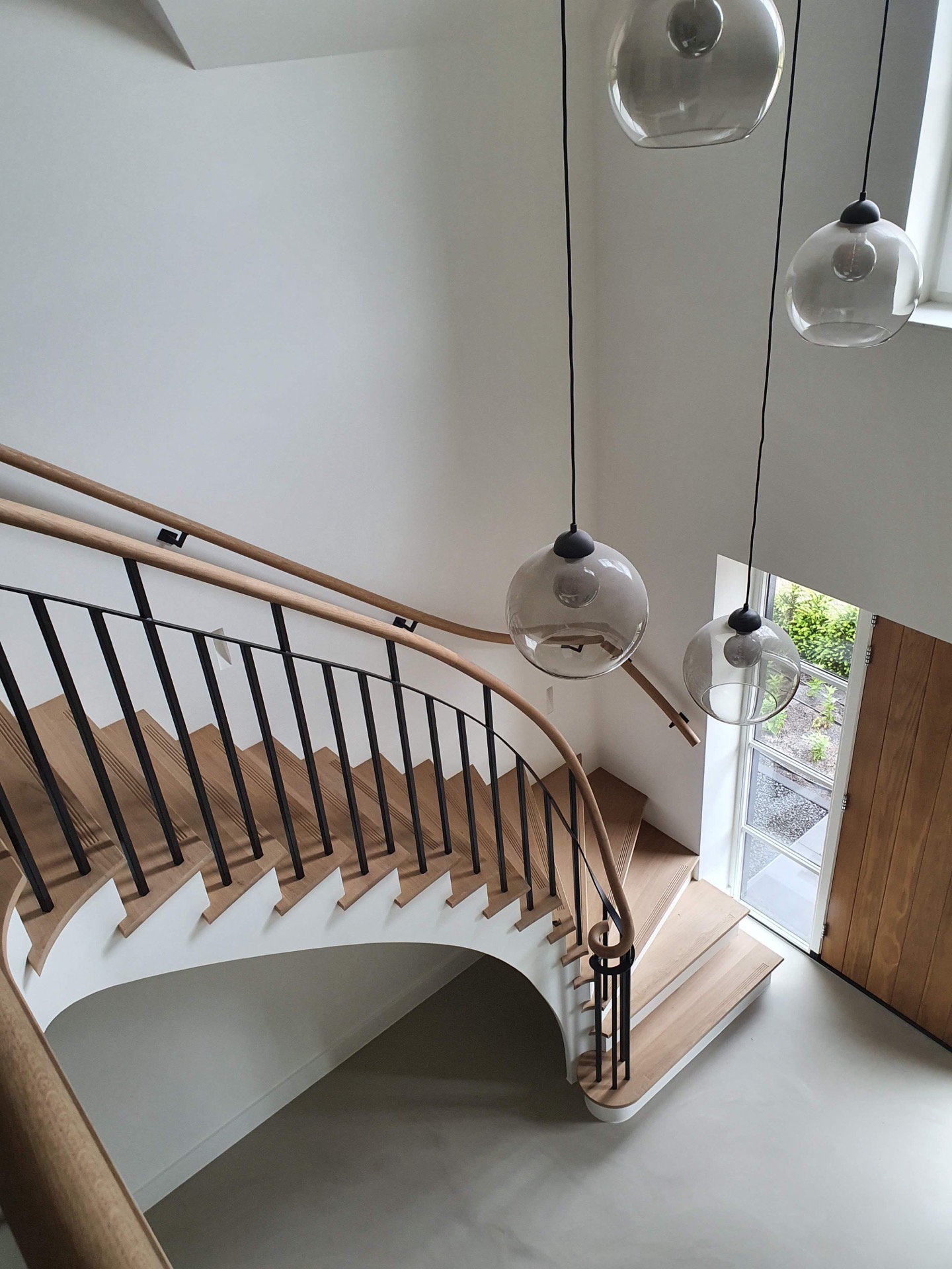 scala a un quarto di giro con ringhiera: dettaglio della ringhiera: corrimano in legno curvo con balaustre nere verticali, Luxury, Design, Exclusive, Modern, Custom Made, Special, Beautiful