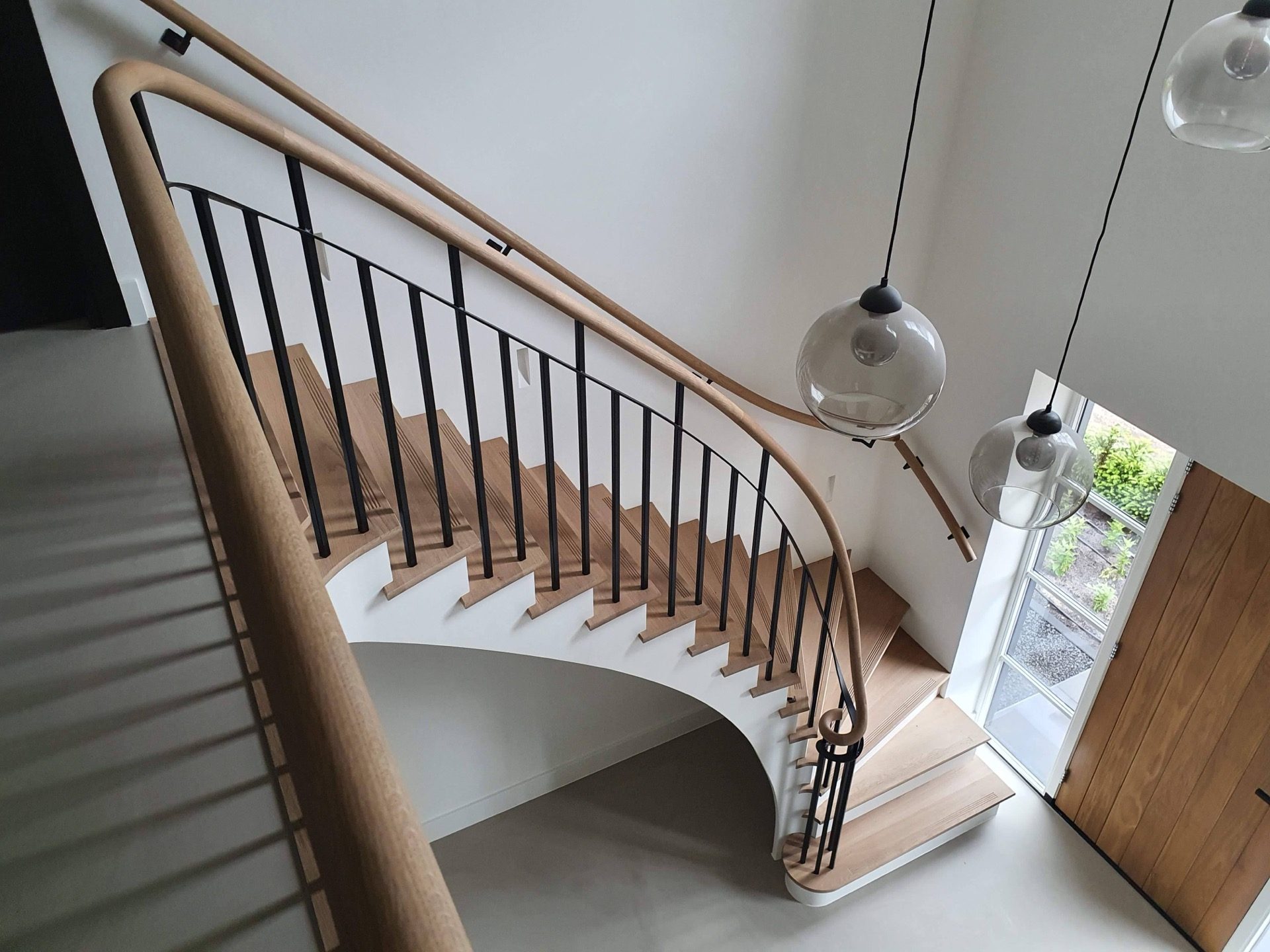 scala a un quarto di giro con ringhiera: vista di scala a un quarto di giro: gradini in legno, alzate bianche e ringhiera, Luxury, Design, Exclusive, Modern, Custom Made, Special, Beautiful