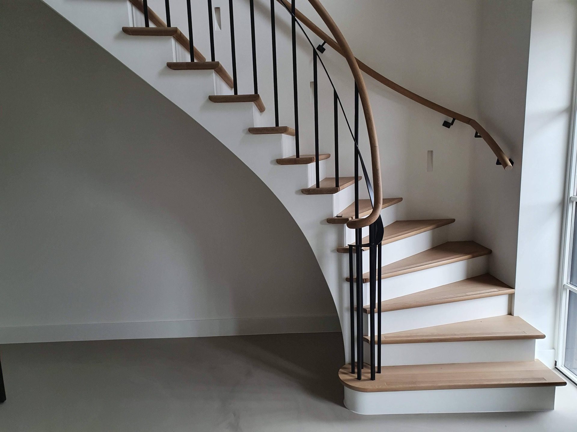 scala a un quarto di giro con ringhiera: vista laterale della scala a un quarto di giro: gradini in legno, balaustre nere e, Luxury, Design, Exclusive, Modern, Custom Made, Special, Beautiful