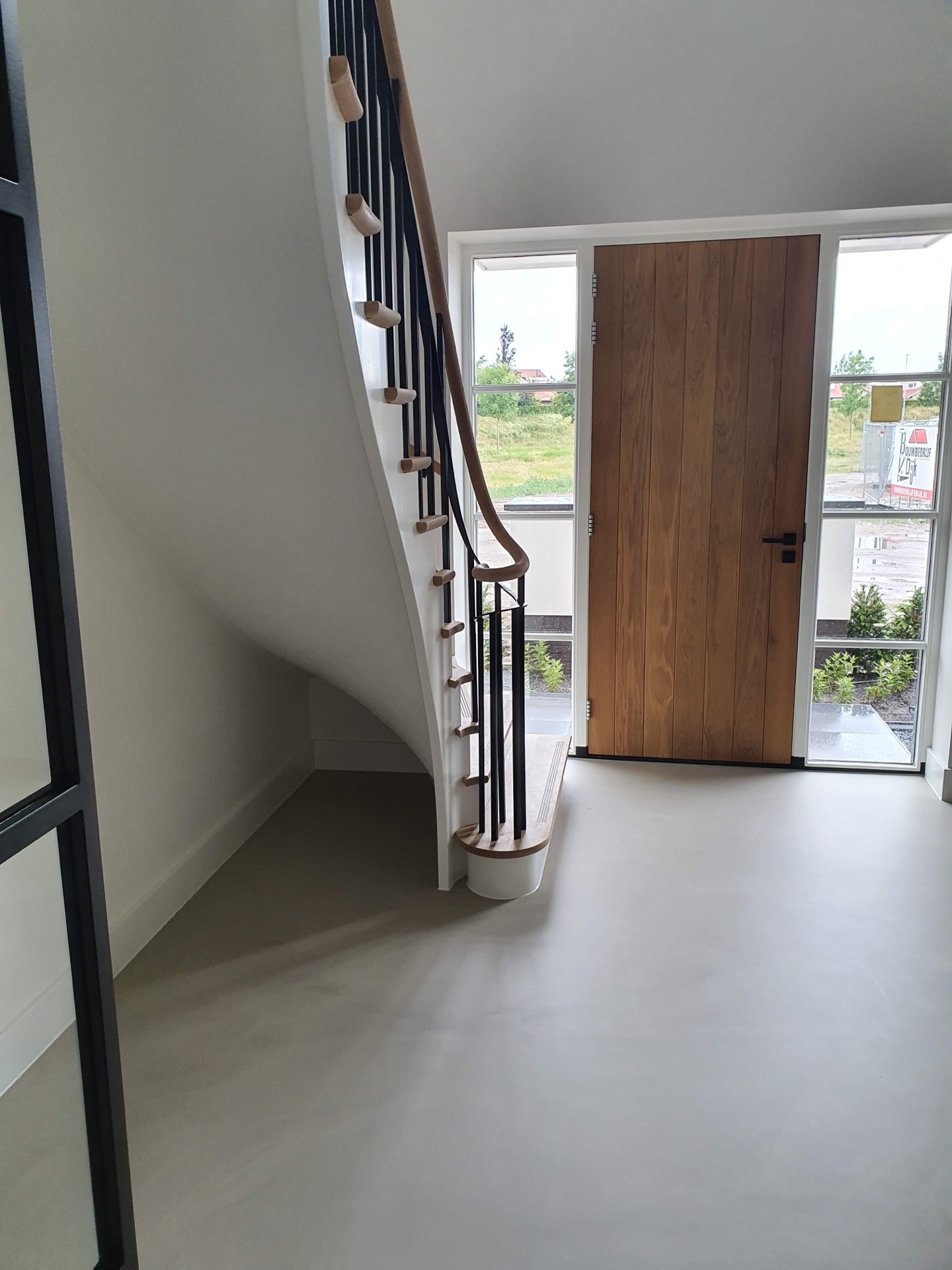 scala a un quarto di giro con ringhiera: zona della scala: scala a un quarto di giro con corrimano in legno, balaustre nere, Luxury, Design, Exclusive, Modern, Custom Made, Special, Beautiful