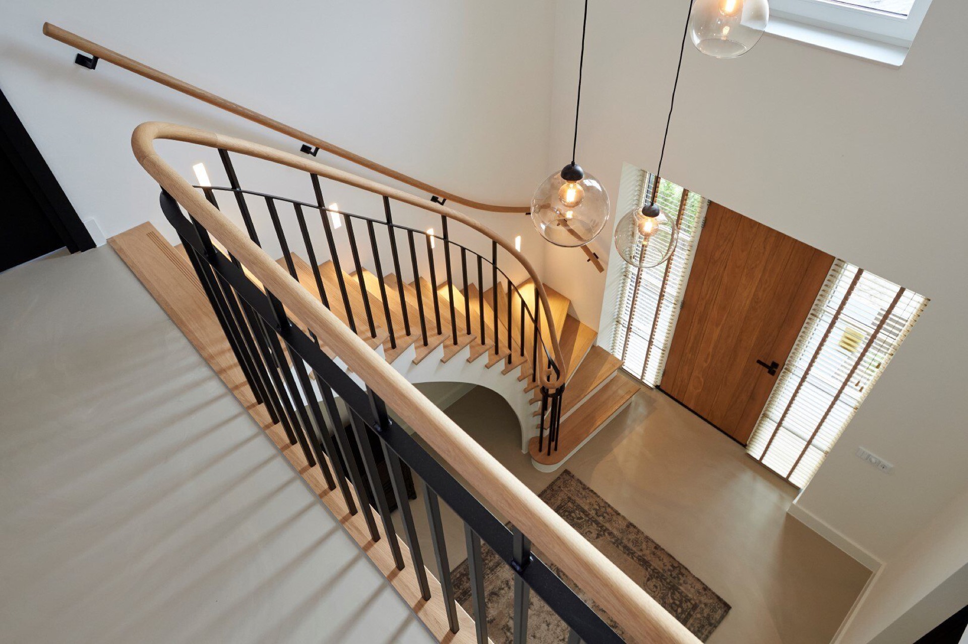 scala a un quarto di giro con ringhiera: vista laterale della scala a un quarto di giro vicino alla finestra: gradini in, Luxury, Design, Exclusive, Modern, Custom Made, Special, Beautiful