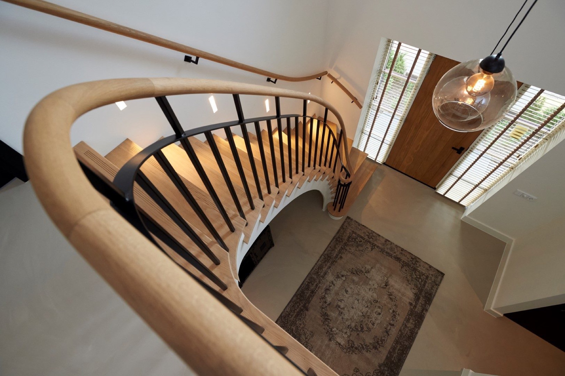 scala a un quarto di giro con ringhiera: vista d’insieme della scala: scala a un quarto di giro con corrimano in legno, Luxury, Design, Exclusive, Modern, Custom Made, Special, Beautiful