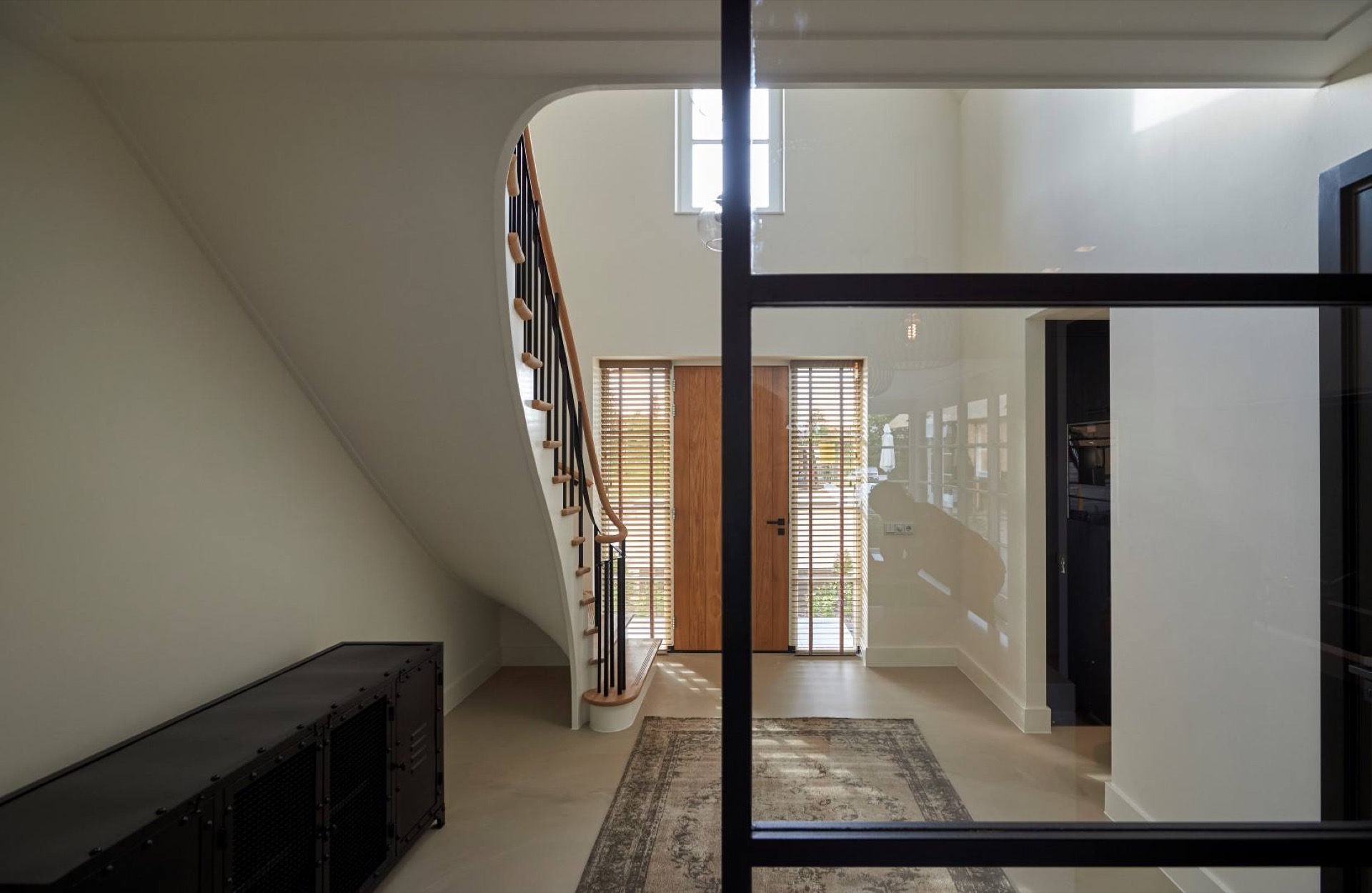 scala a un quarto di giro con ringhiera: Vista d’insieme della , apertura bianca, gradini in legno e finestre, Luxury, Design, Exclusive, Modern, Custom Made, Special, Beautiful