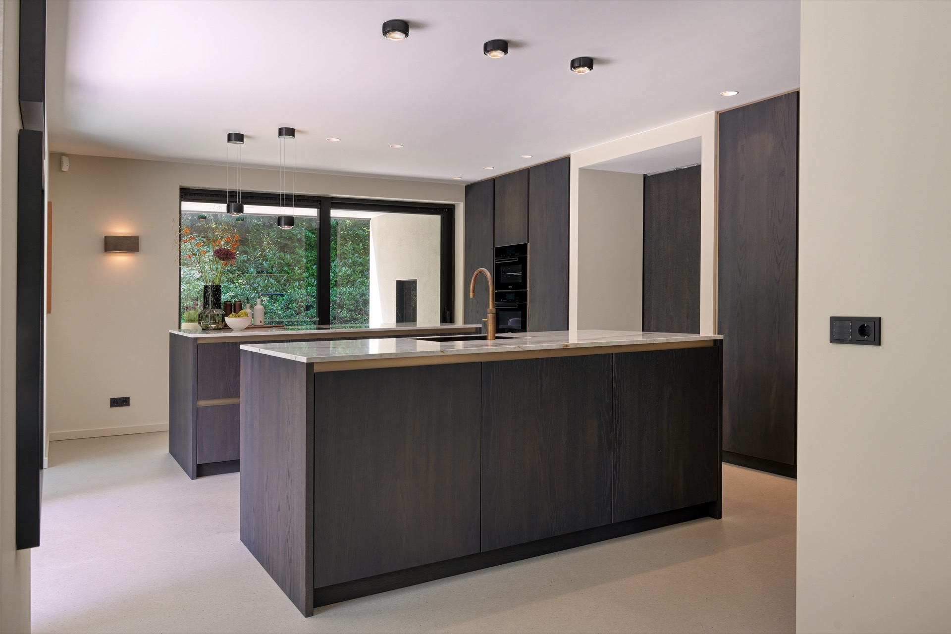 diffusori invisibili a soffitto: cucina moderna con frontali in legno scuro, isola e faretti a soffitto sopra il piano, Luxury, Design, Exclusive, Modern, Custom Made, Special, Beautiful
