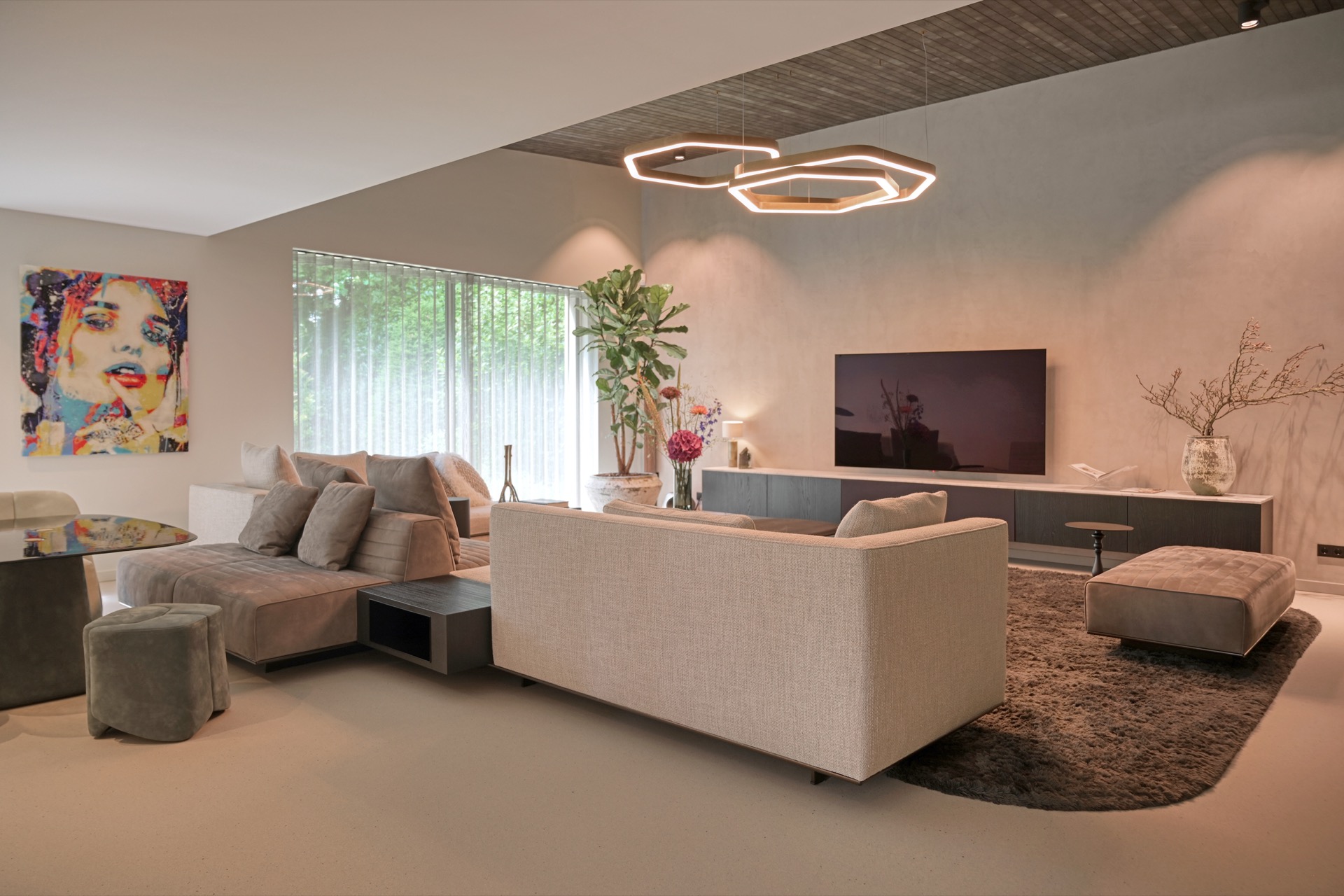 diffusori invisibili a soffitto: soggiorno moderno con divano angolare, luci geometriche a soffitto e mobile TV, Luxury, Design, Exclusive, Modern, Custom Made, Special, Beautiful