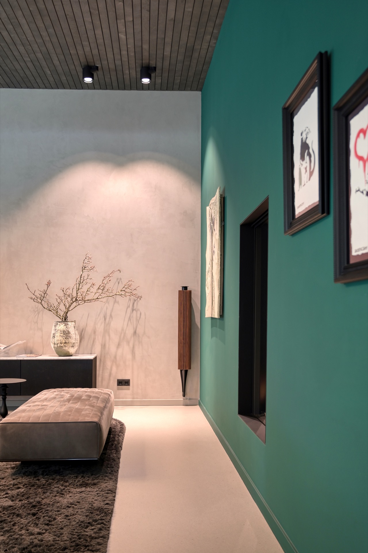 diffusori invisibili a soffitto: dettaglio parete interna con accento verde, soffitto a doghe in legno e luci incassate, Luxury, Design, Exclusive, Modern, Custom Made, Special, Beautiful