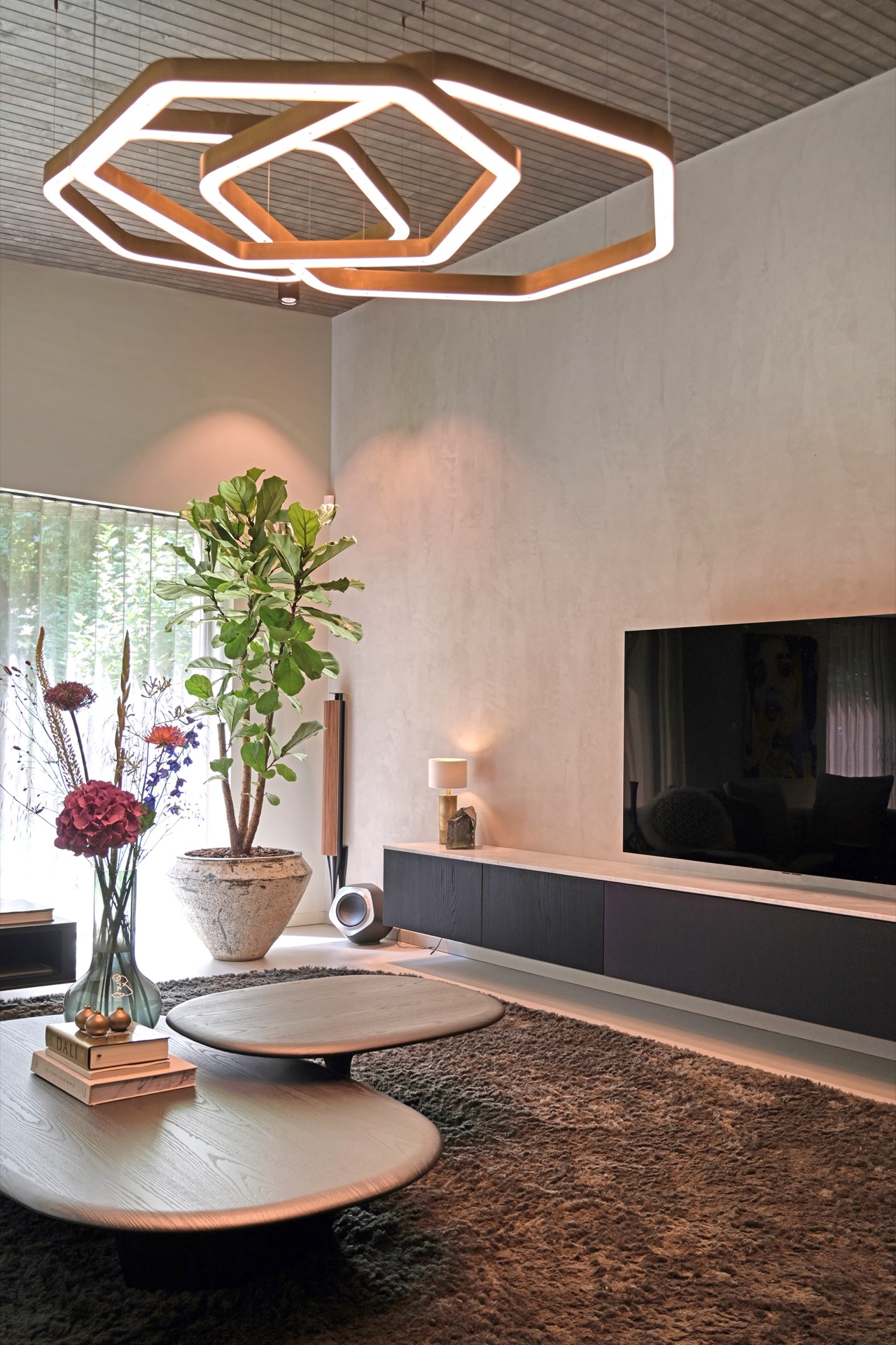 diffusori invisibili a soffitto: zona soggiorno con luci geometriche a soffitto, soffitto in doghe di legno e consolle TV, Luxury, Design, Exclusive, Modern, Custom Made, Special, Beautiful