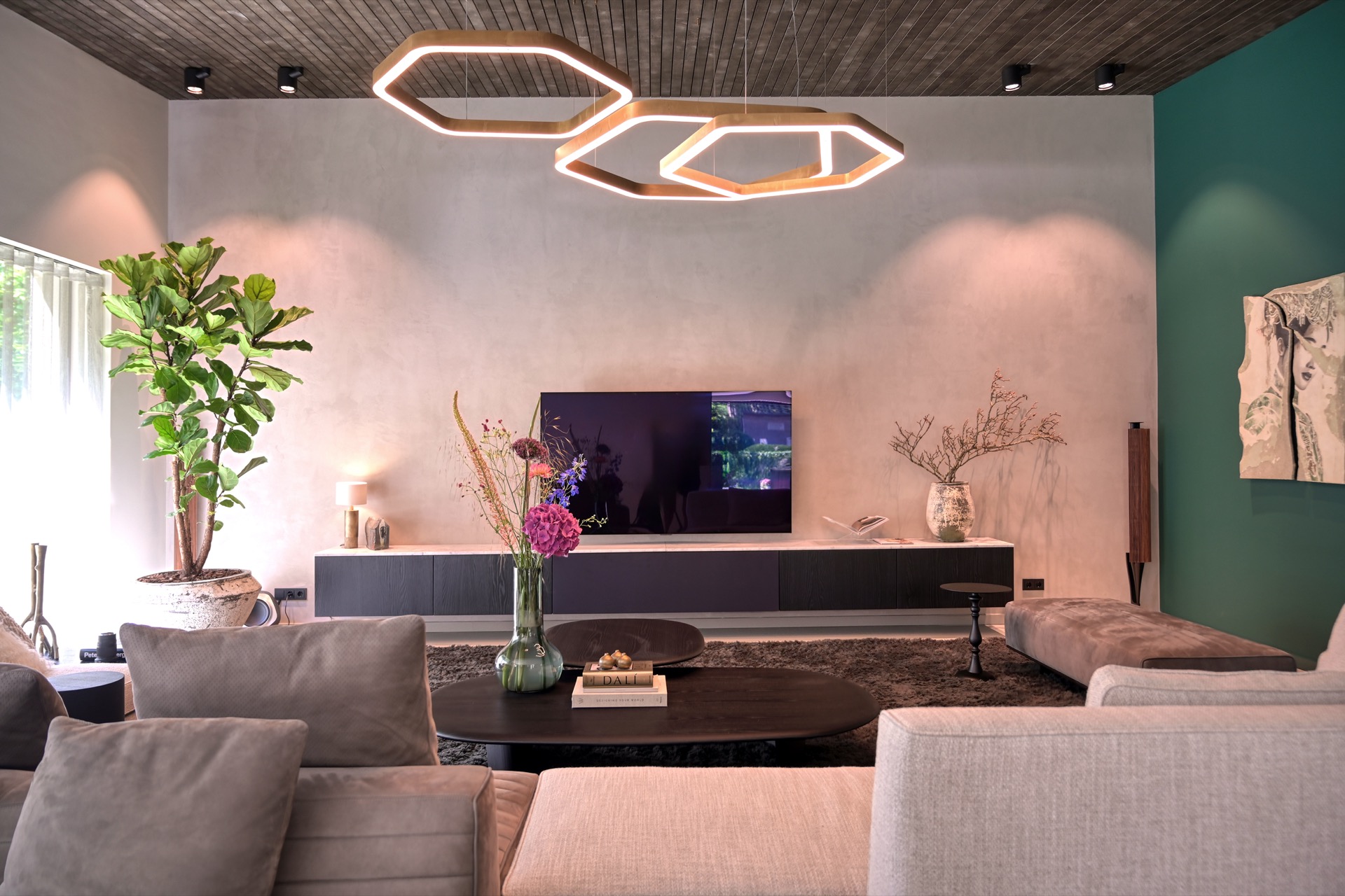 diffusori invisibili a soffitto: soggiorno con consolle TV, parete intonacata opaca ed elementi audio integrati nell’angolo, Luxury, Design, Exclusive, Modern, Custom Made, Special, Beautiful