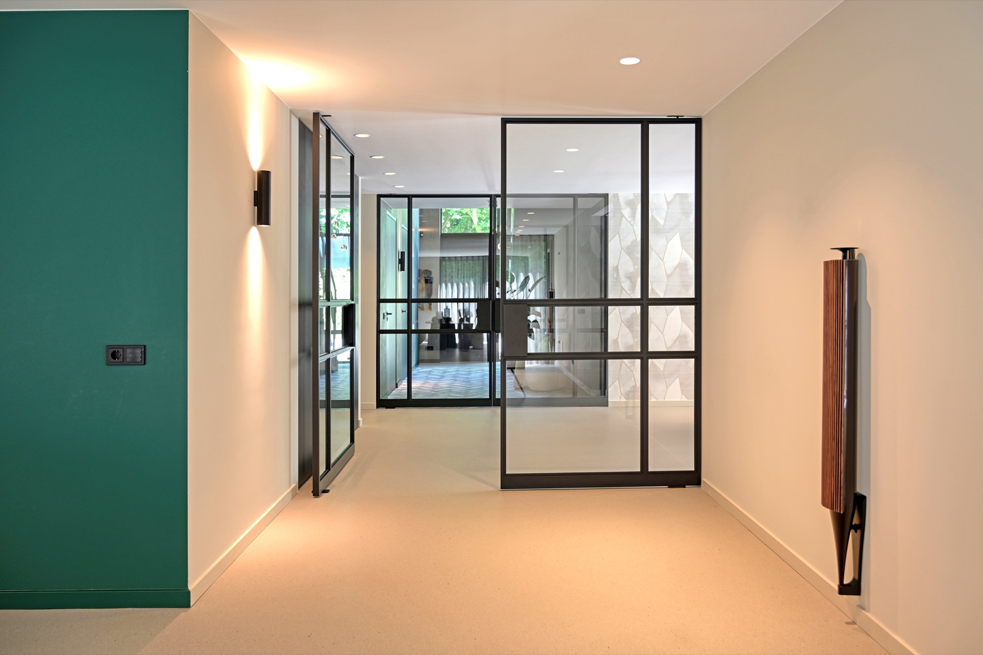 diffusori invisibili a soffitto: corridoio con parete verde d’accento, telai neri e apertura in vetro con diffusore audio in, Luxury, Design, Exclusive, Modern, Custom Made, Special, Beautiful