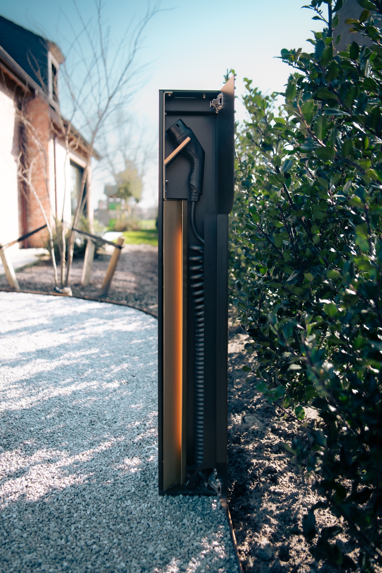 Luxe laadpaal, luxe laadpaal in tuin, laadpaal elektrische auto, Luxe, Design, Exclusief, Modern, Maatwerk, Bijzondere, Mooie