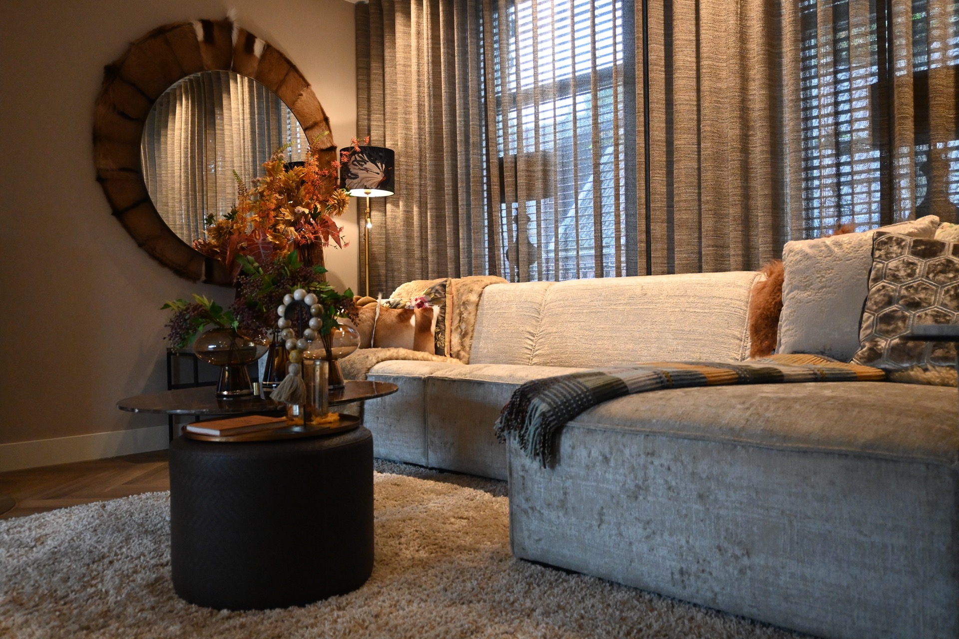 ristrutturazione interni casa sull’argine: zona living di lusso con specchio rotondo, divano su misura e tende a righe, Luxury, Design, Exclusive, Modern, Custom Made, Special, Beautiful