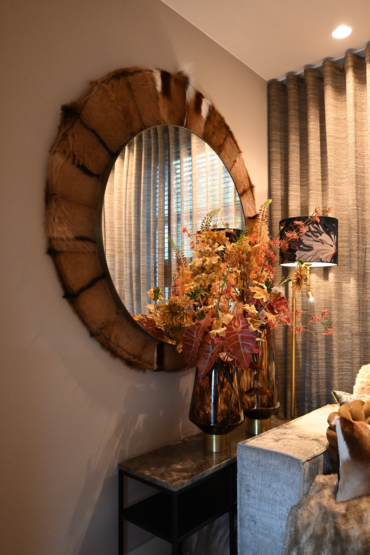 ristrutturazione interni casa sull’argine: specchio rotondo a parete in un interno di lusso con luci calde e tende a righe, Luxury, Design, Exclusive, Modern, Custom Made, Special, Beautiful