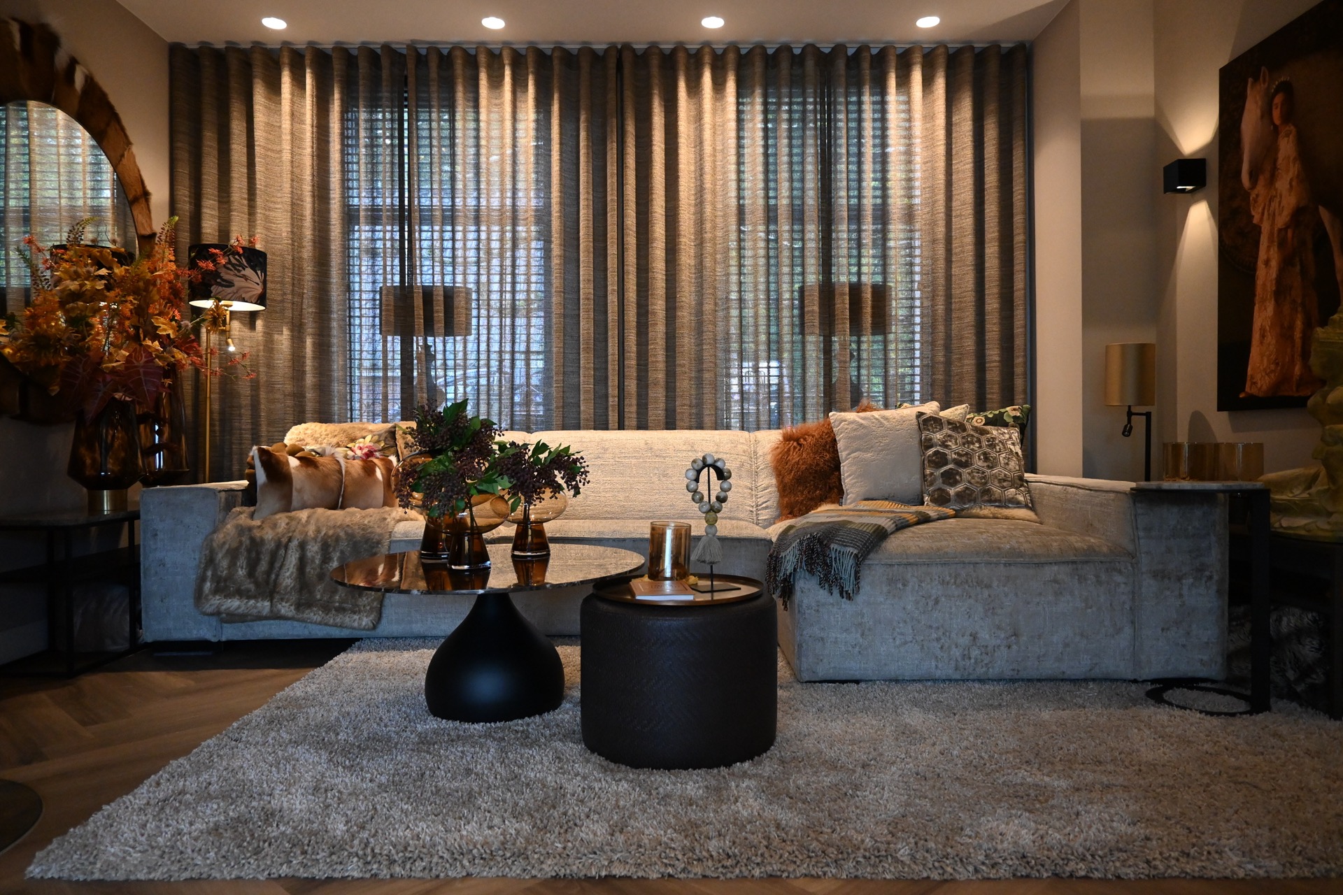 ristrutturazione interni casa sull’argine: soggiorno di lusso con divano su misura, specchio rotondo a parete e tende a, Luxury, Design, Exclusive, Modern, Custom Made, Special, Beautiful