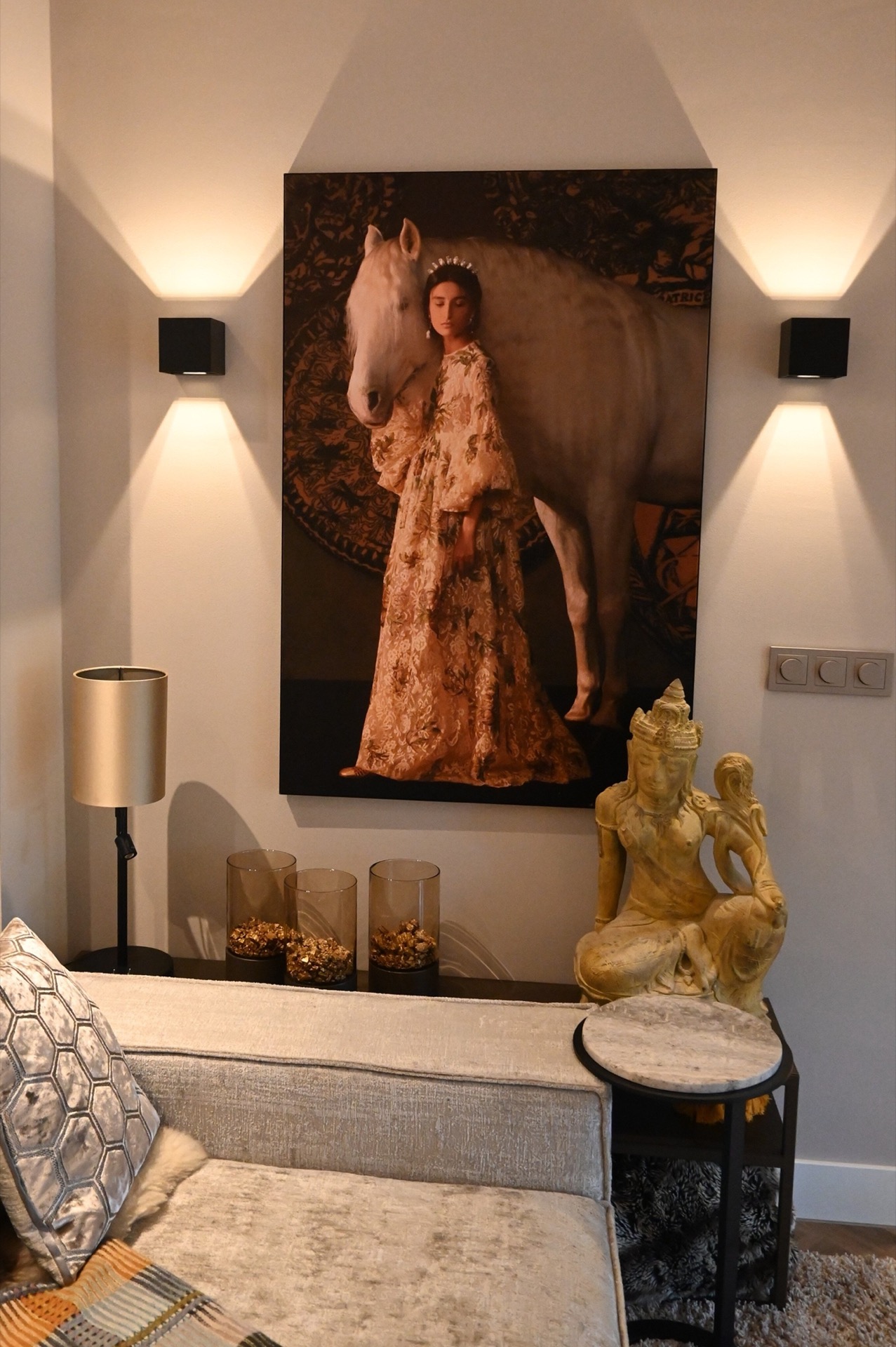 ristrutturazione interni casa sull’argine: parete d’arte scura con grande opera e due applique a forma di cubo nel soggiorno, Luxury, Design, Exclusive, Modern, Custom Made, Special, Beautiful