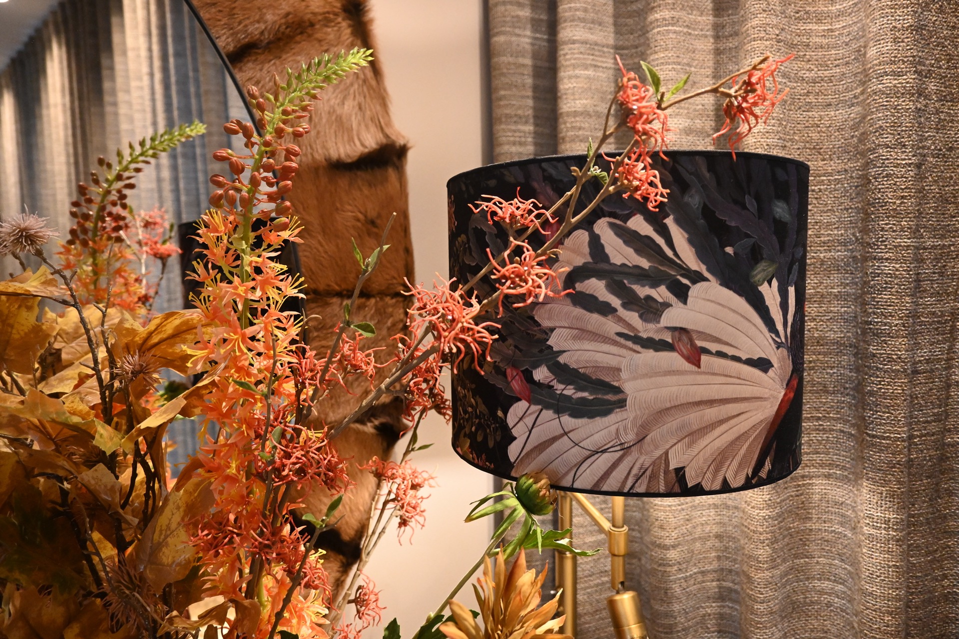 ristrutturazione interni casa sull’argine: dettaglio di una lampada da terra con paralume in tessuto e tende calde sullo, Luxury, Design, Exclusive, Modern, Custom Made, Special, Beautiful