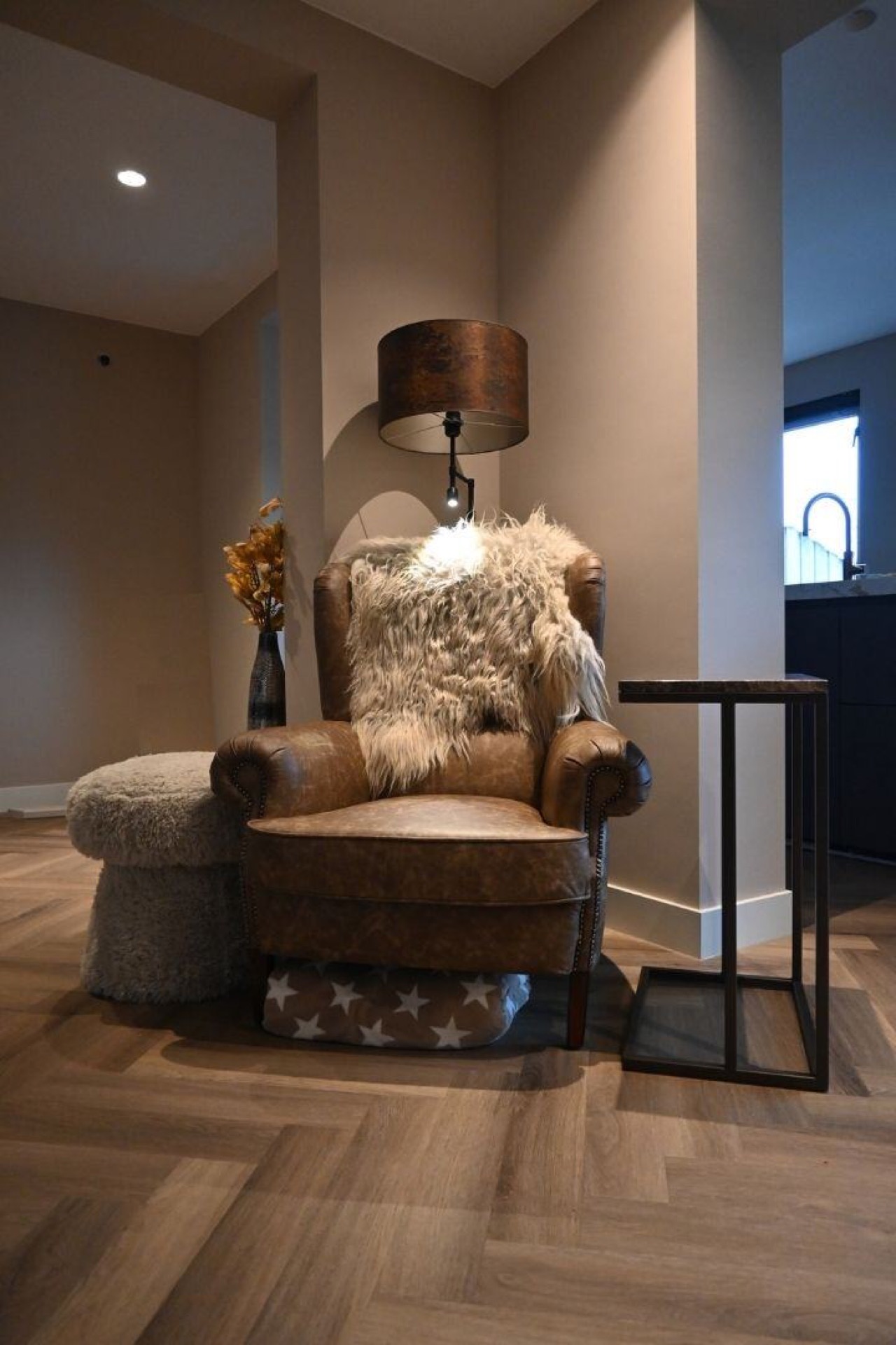 ristrutturazione interni casa sull’argine: angolo conversazione con poltrona marrone e lampada da terra con paralume, Luxury, Design, Exclusive, Modern, Custom Made, Special, Beautiful
